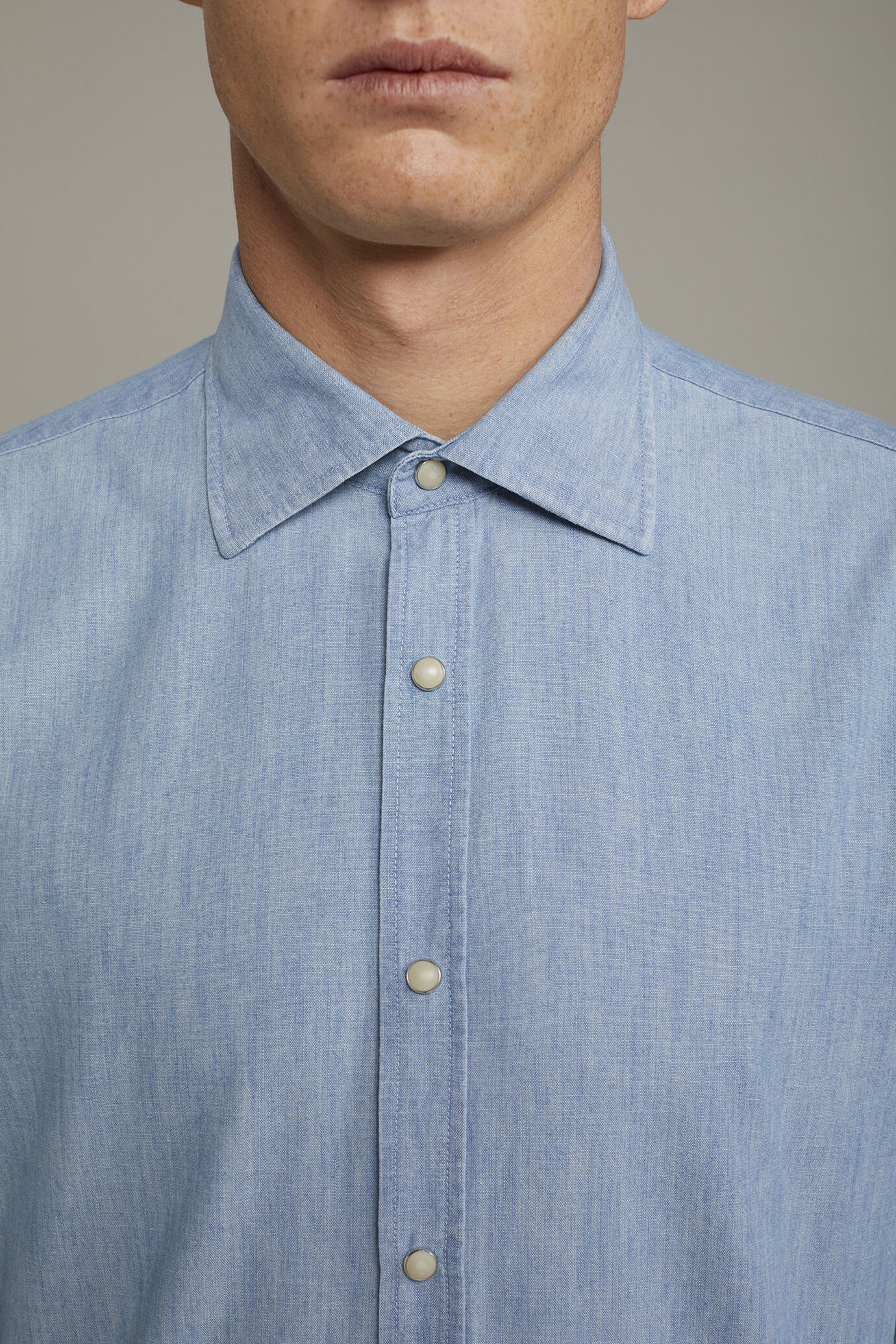 Camicia casual uomo collo classico 100% cotone tessuto chambray denim chiaro comfort fit image number 3