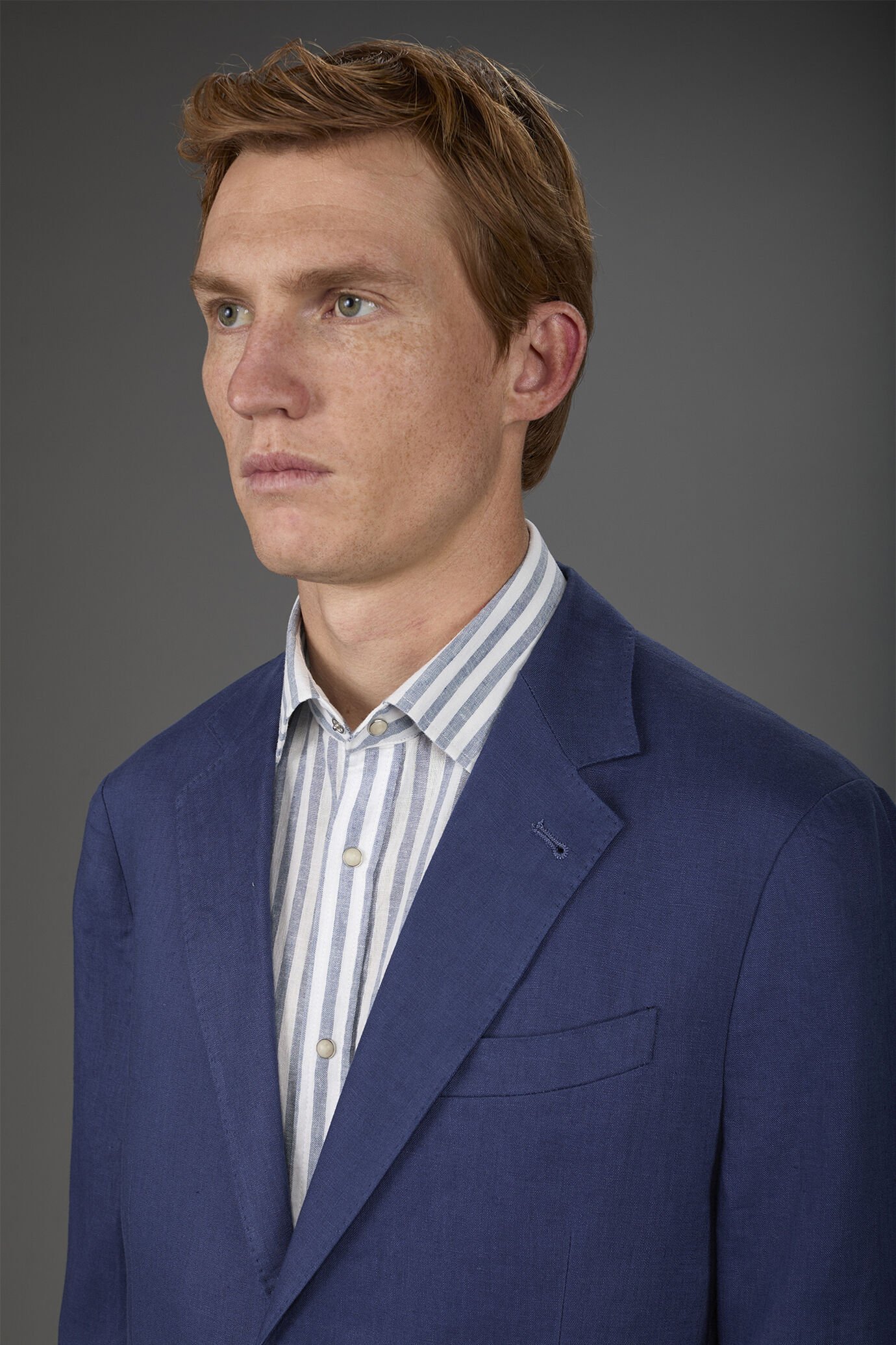 Single-breasted men's suit with flat front trousers, in 100% linen with a washed effect image number 2