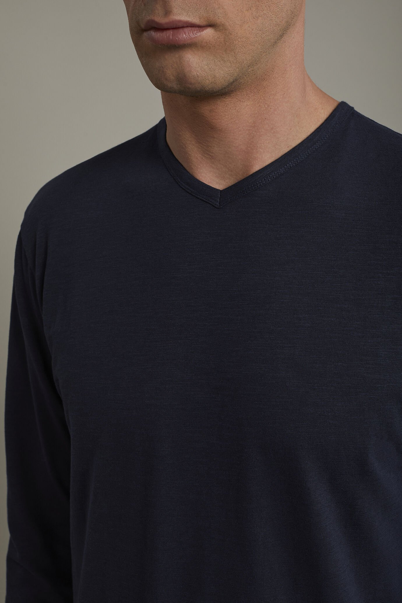 T-shirt uomo scollo a v 100% cotone effetto fiammato con manica lunga regular fit image number 3