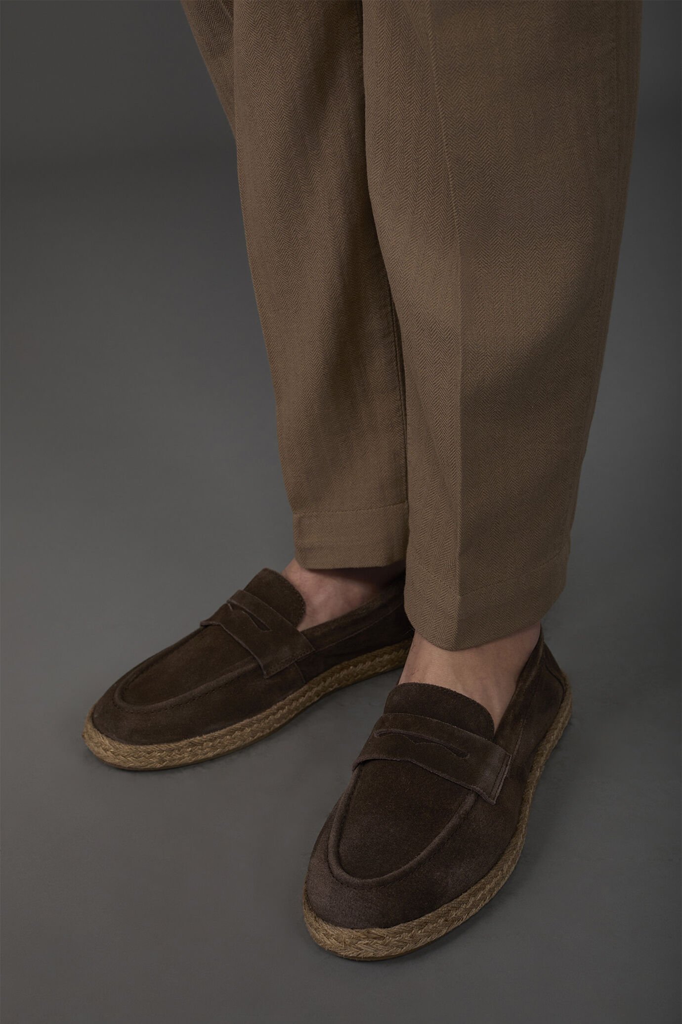 Espadrilles aus 100 % echtem Wildleder mit seitlichem Strohbesatz Espadrilles aus 100 % echtem Wildleder mit seitlichem Strohbesatz