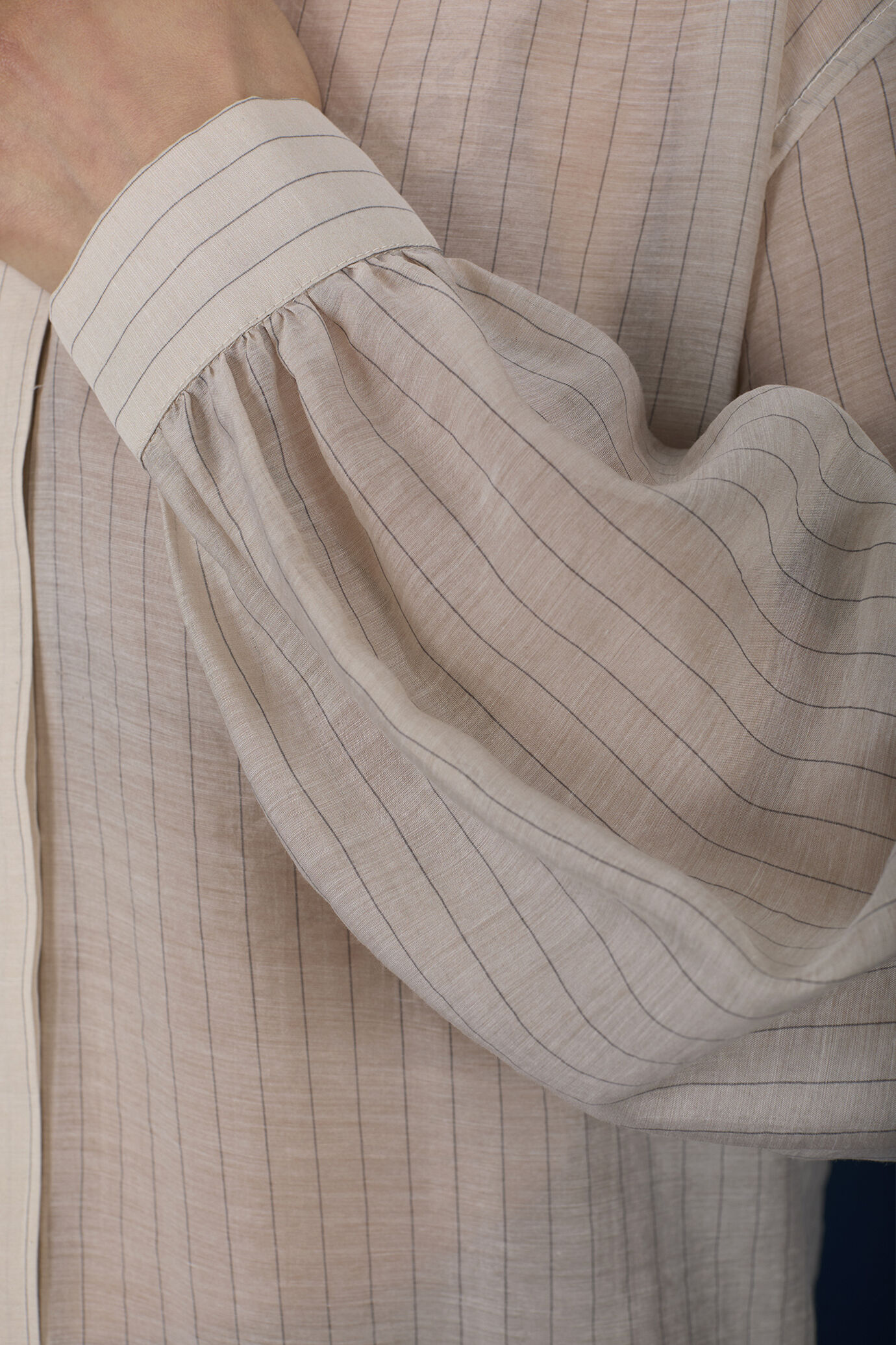 Women's oversized shirt with single-colour collar in transparent striped fabric image number 3