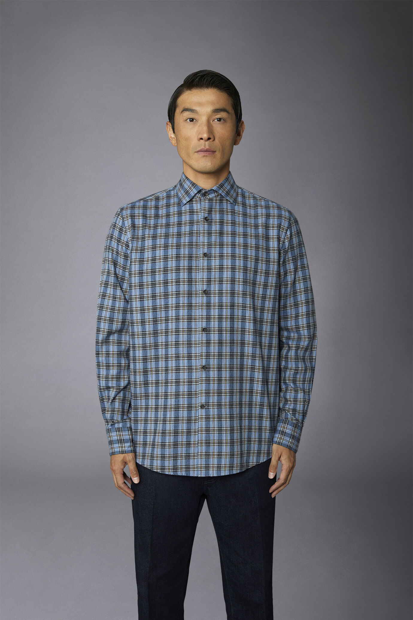 Chemise décontractée à col français et coupe confortable en flanelle à carreaux image number 2