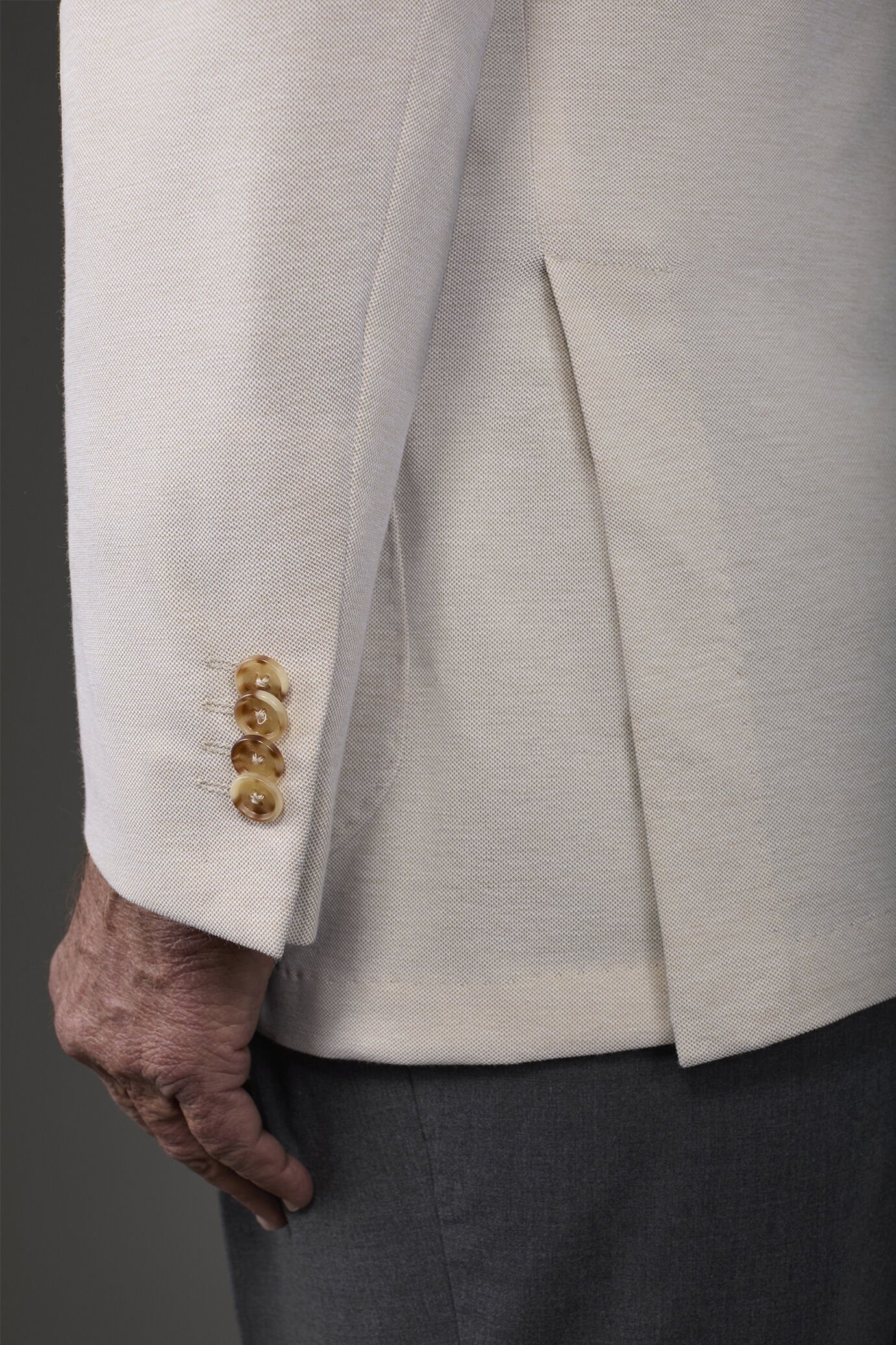 Veste homme non doublée à simple boutonnage avec revers classique et poches à rabat, en tissu jersey image number 3