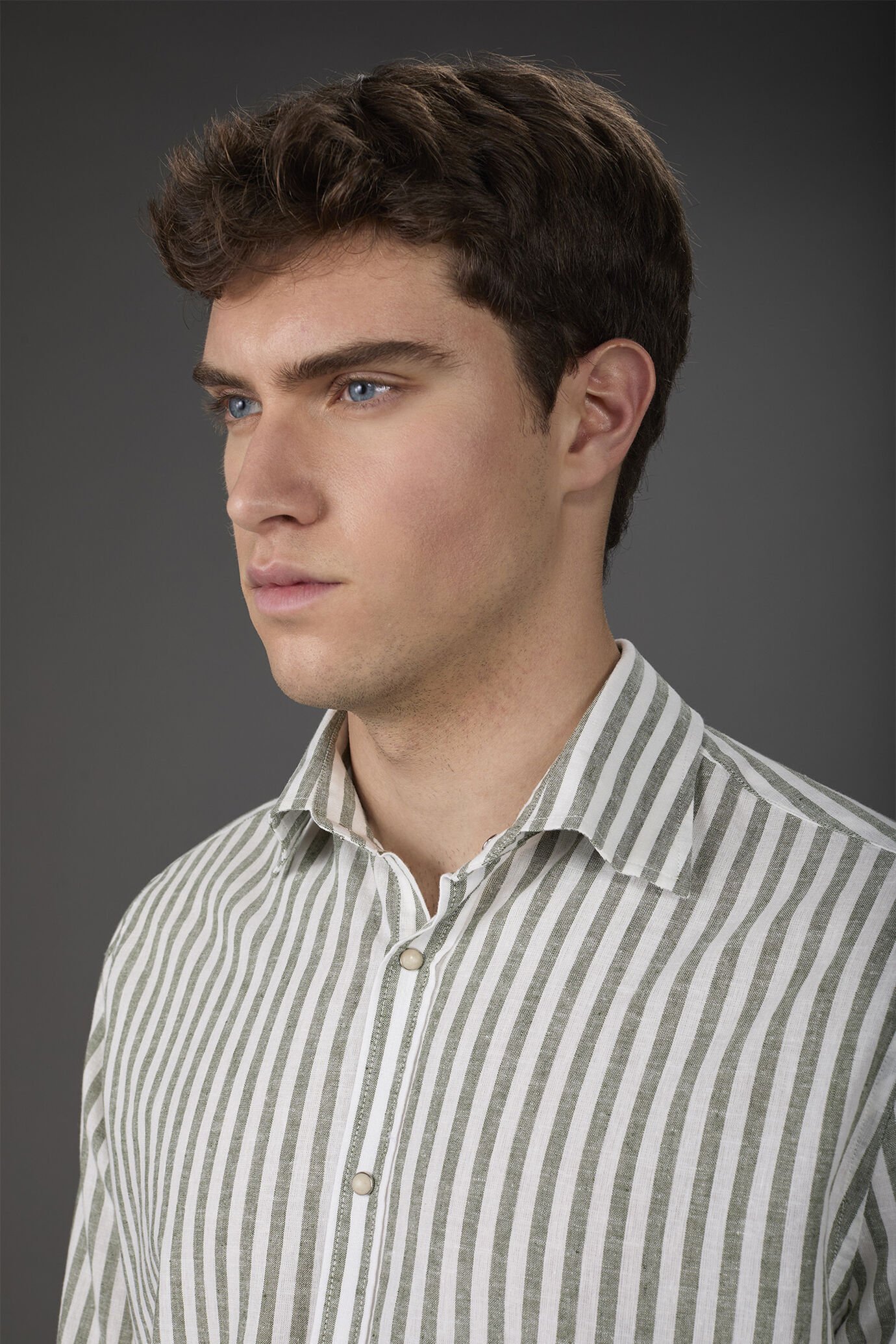 Chemise homme décontractée à col français en lin et coton lavé et rayé image number 1