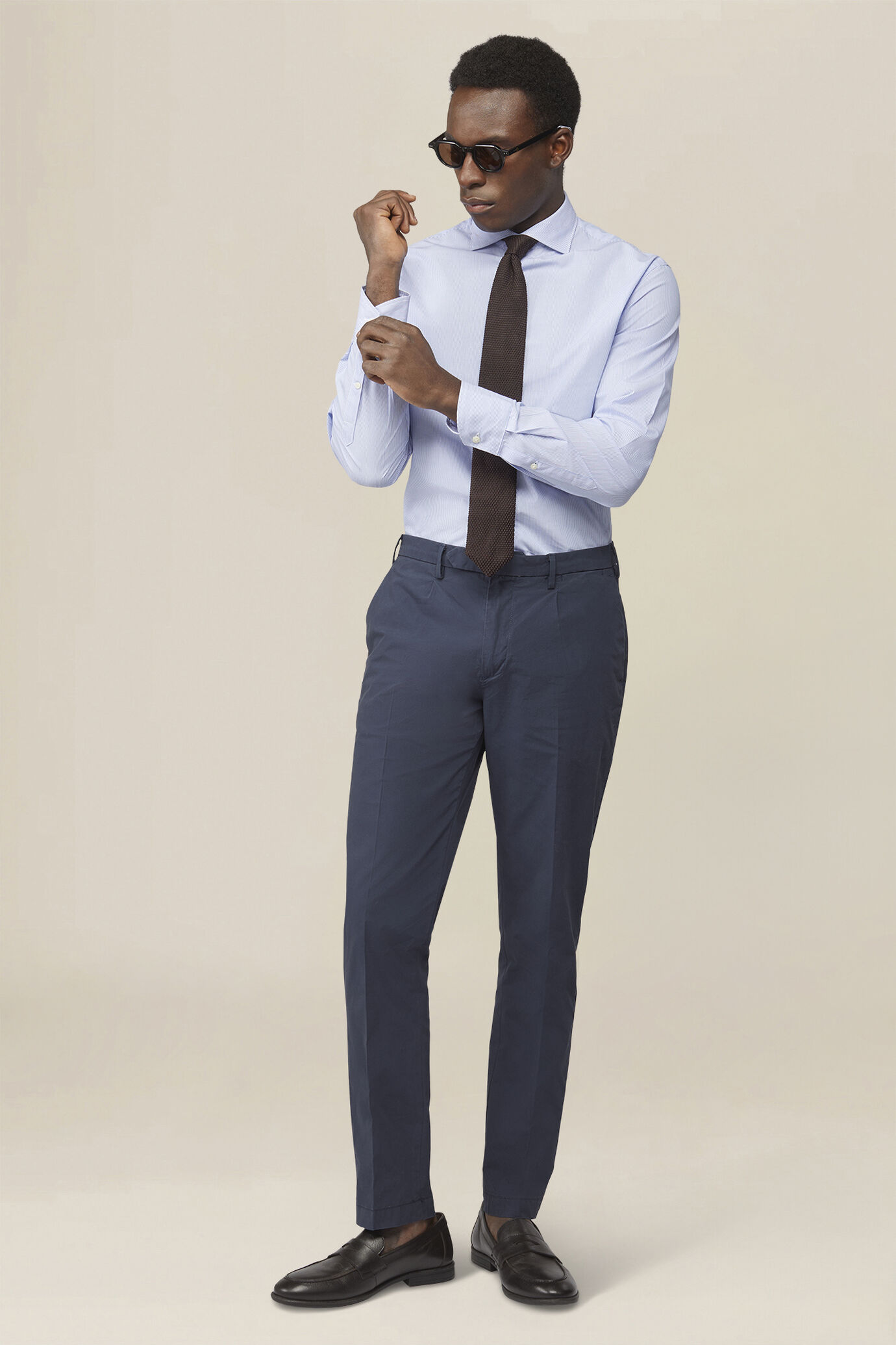 Men's trousers in light cotton with two small pleats and concealed button image number 0