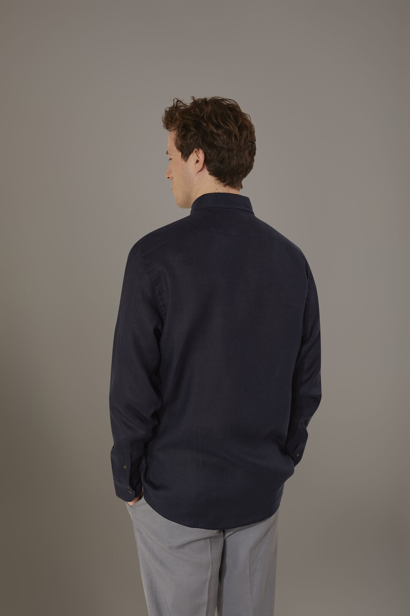 Camicia casual uomo collo francese 100% lino tinta unita image number 2