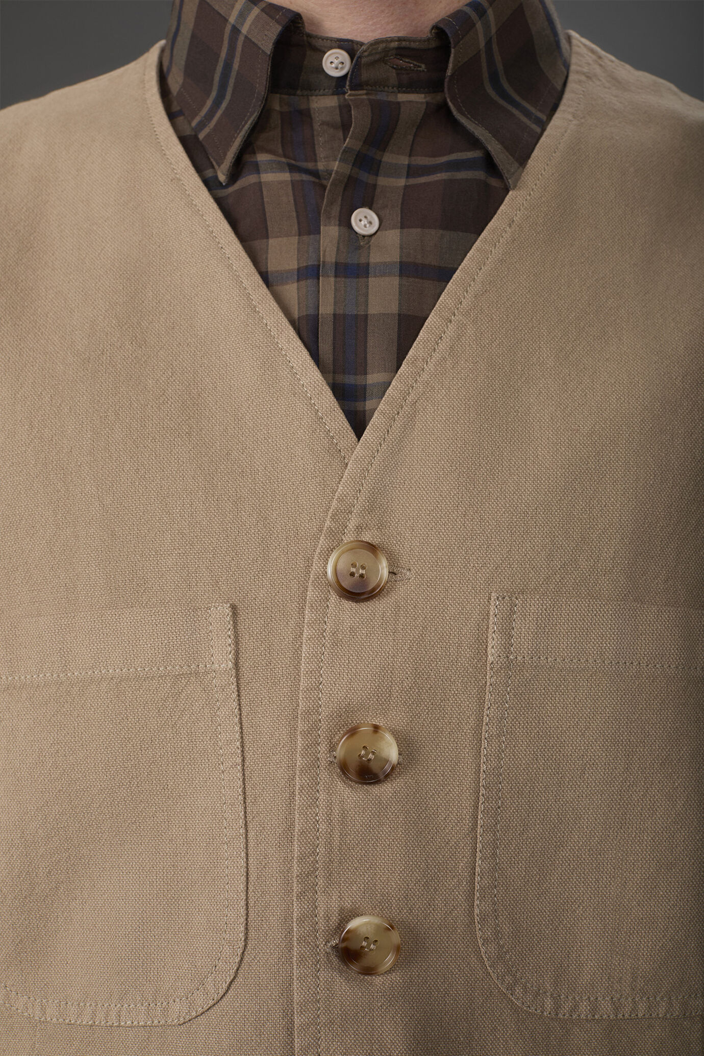 Gilet homme avec poches plaquées et col V en lin et coton image number 2