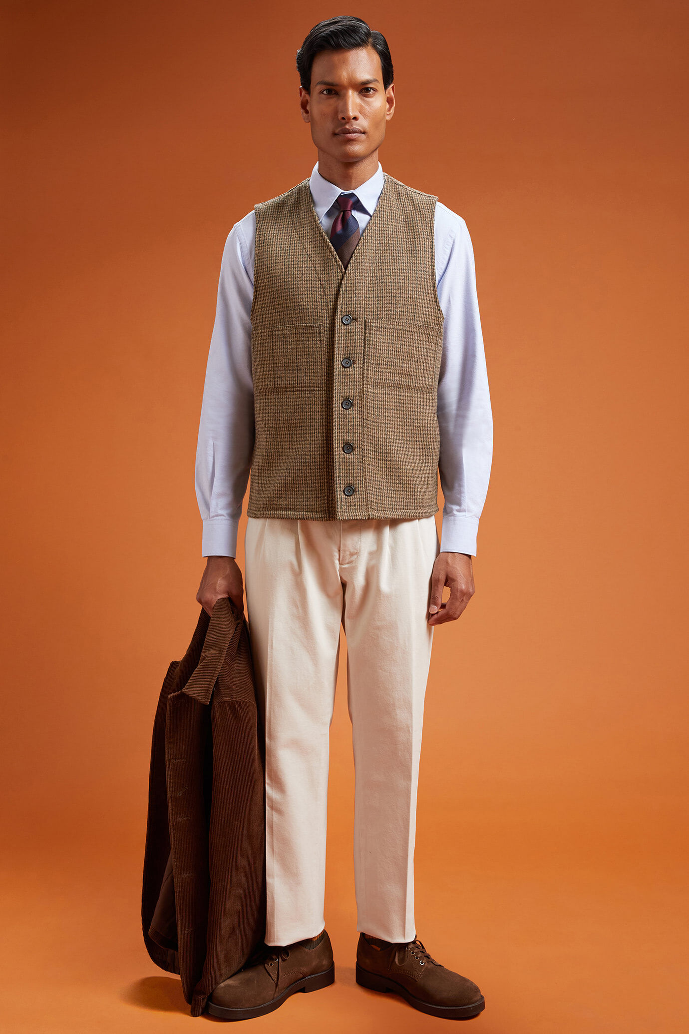Men's regular fit single-breasted waistcoat with a V-neckline in wool blend tweed image number 1