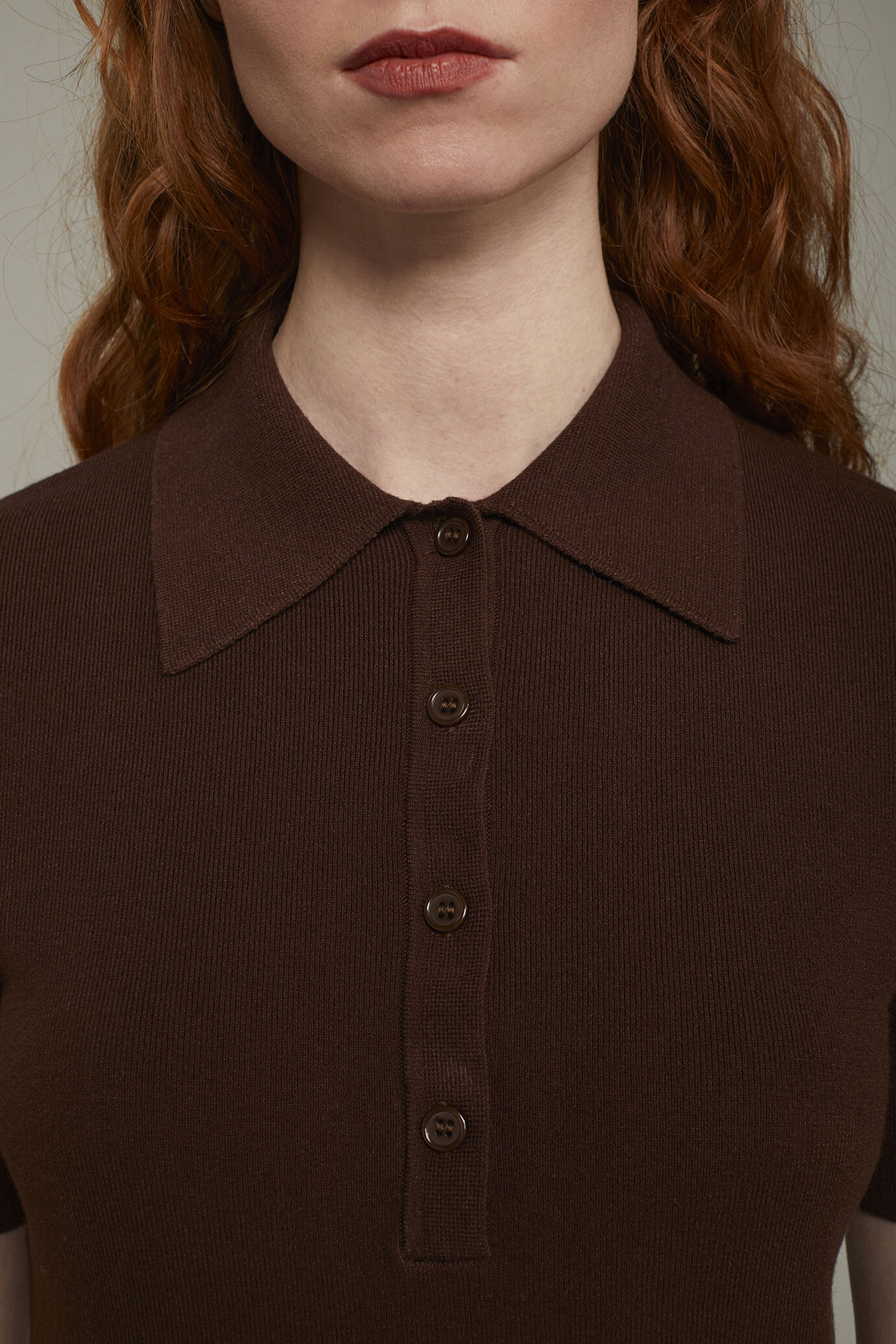 Einfarbiges Damen-Poloshirt mit kurzen Ärmeln aus Strick image number 3