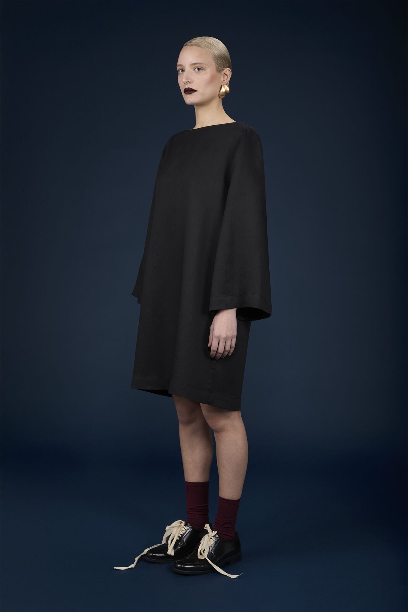 Robe courte pour femme, modèle en trapèze avec manches trois-quarts et fentes image number 2
