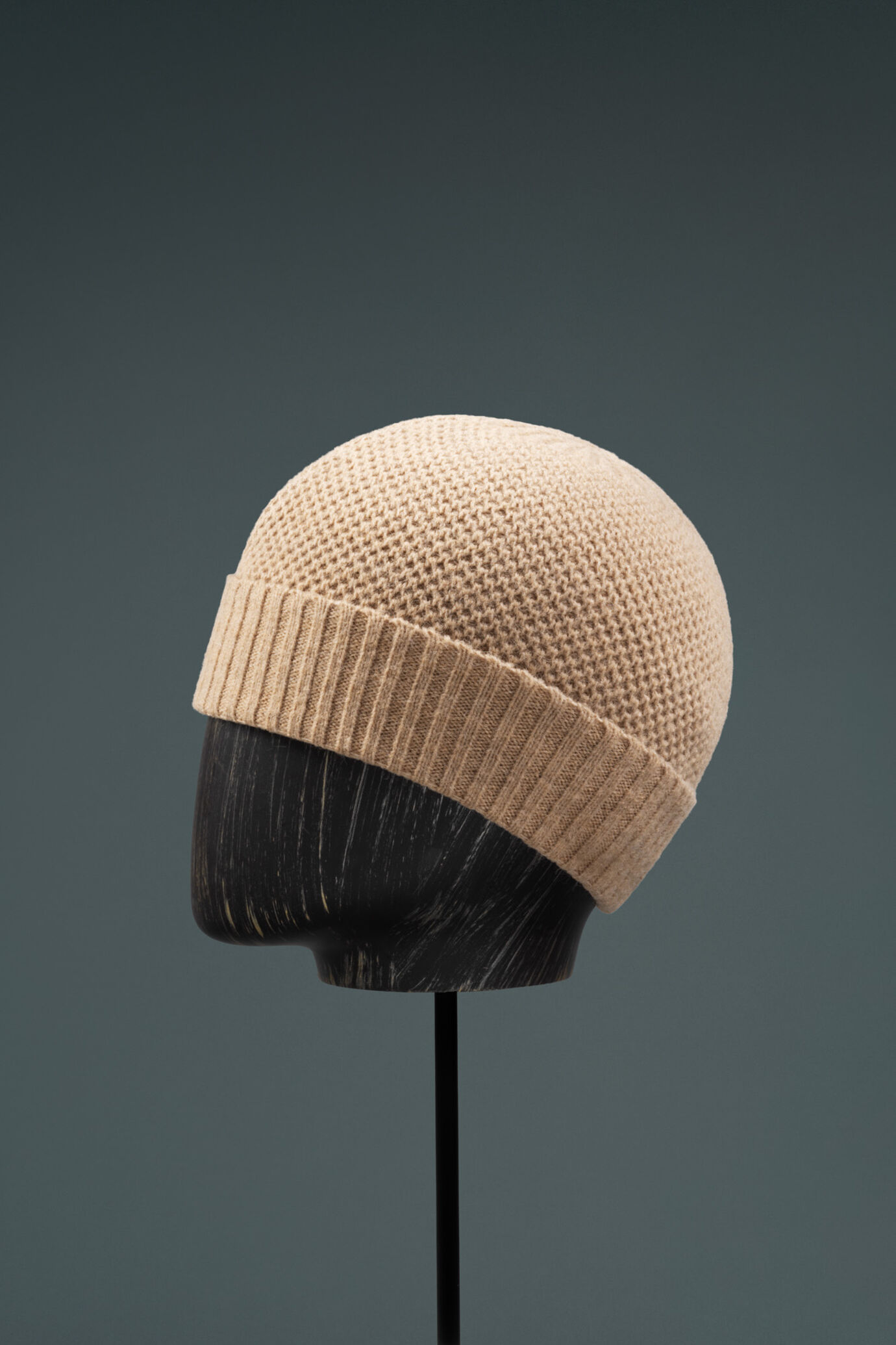 Beanie hat in blind stitch image number 0
