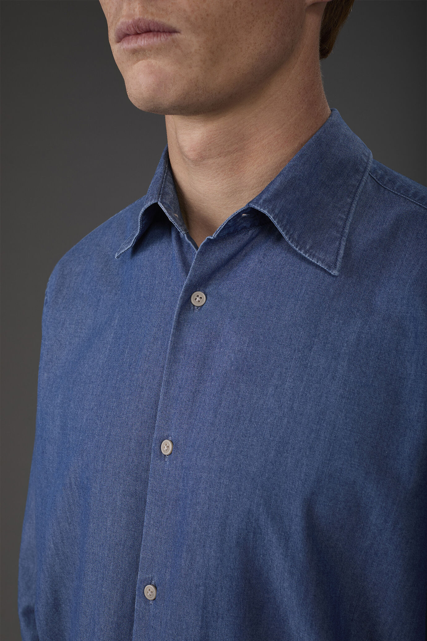 Herren-Freizeithemd mit klassischem Kragen aus Chambray-Stoff