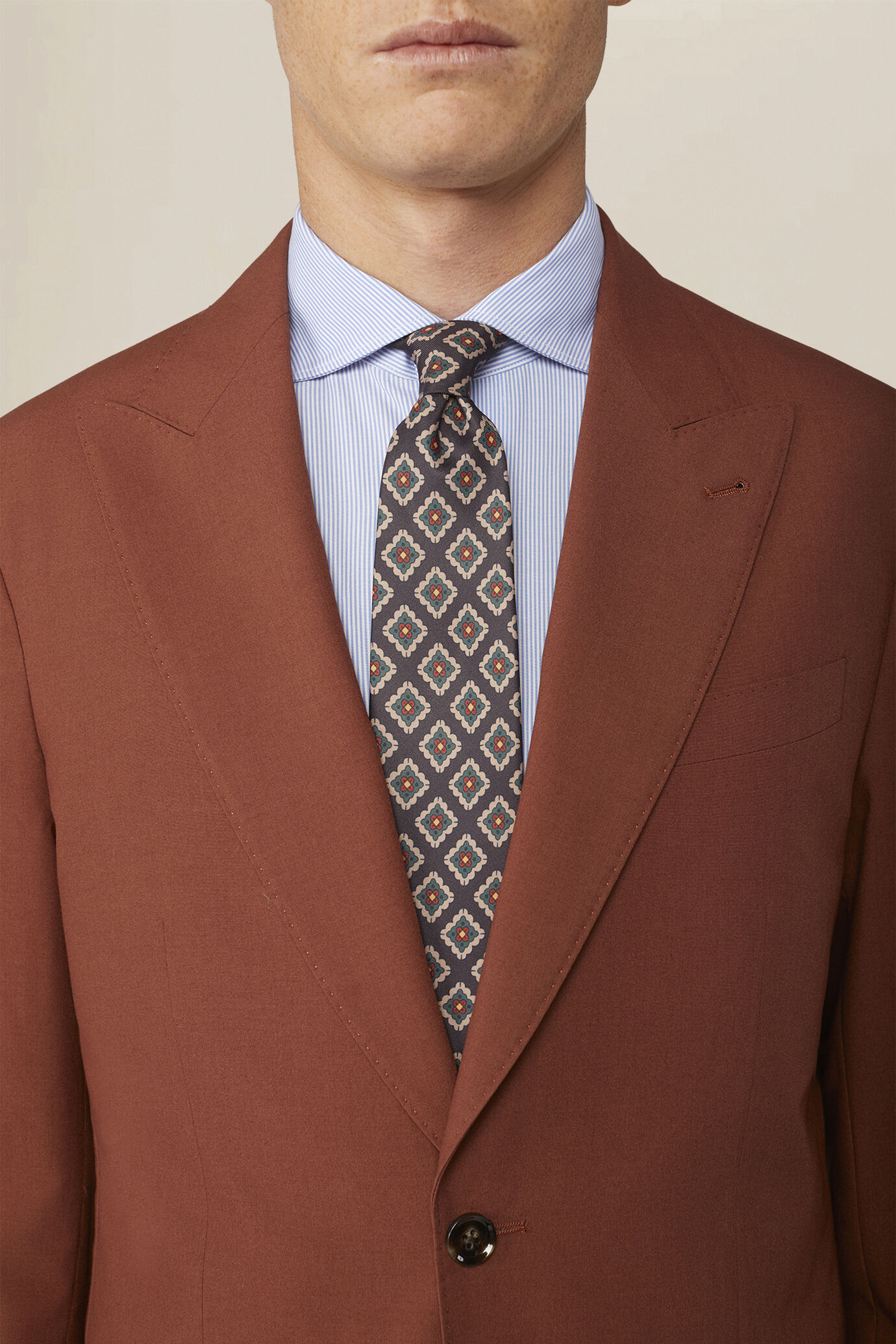 Costume homme uni avec veste &agrave; col en pointe, coupe classique image number 2