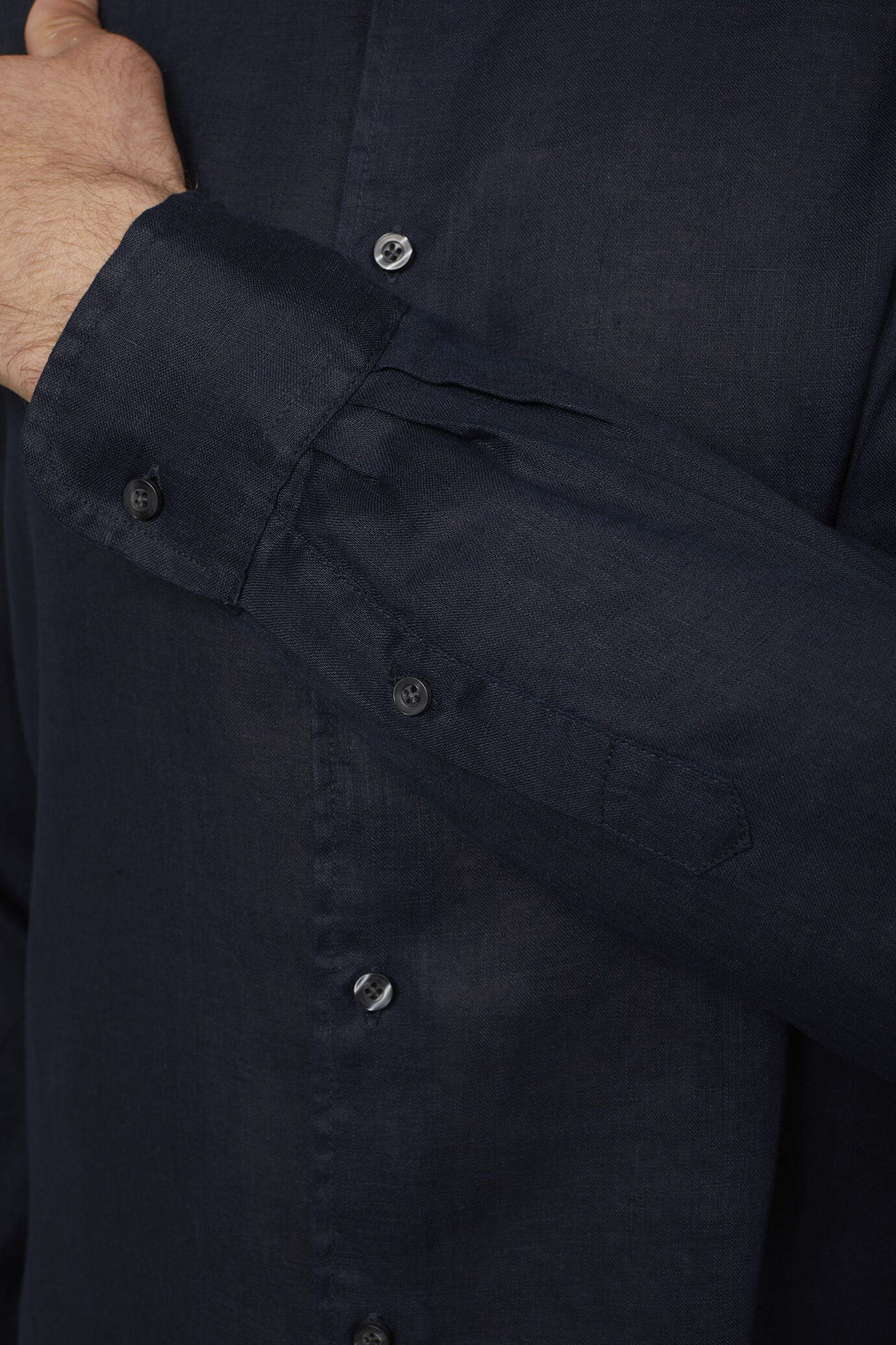 Chemise d&eacute;contract&eacute;e homme &agrave; col mao en 100&nbsp;% lin, coupe confort image number 4
