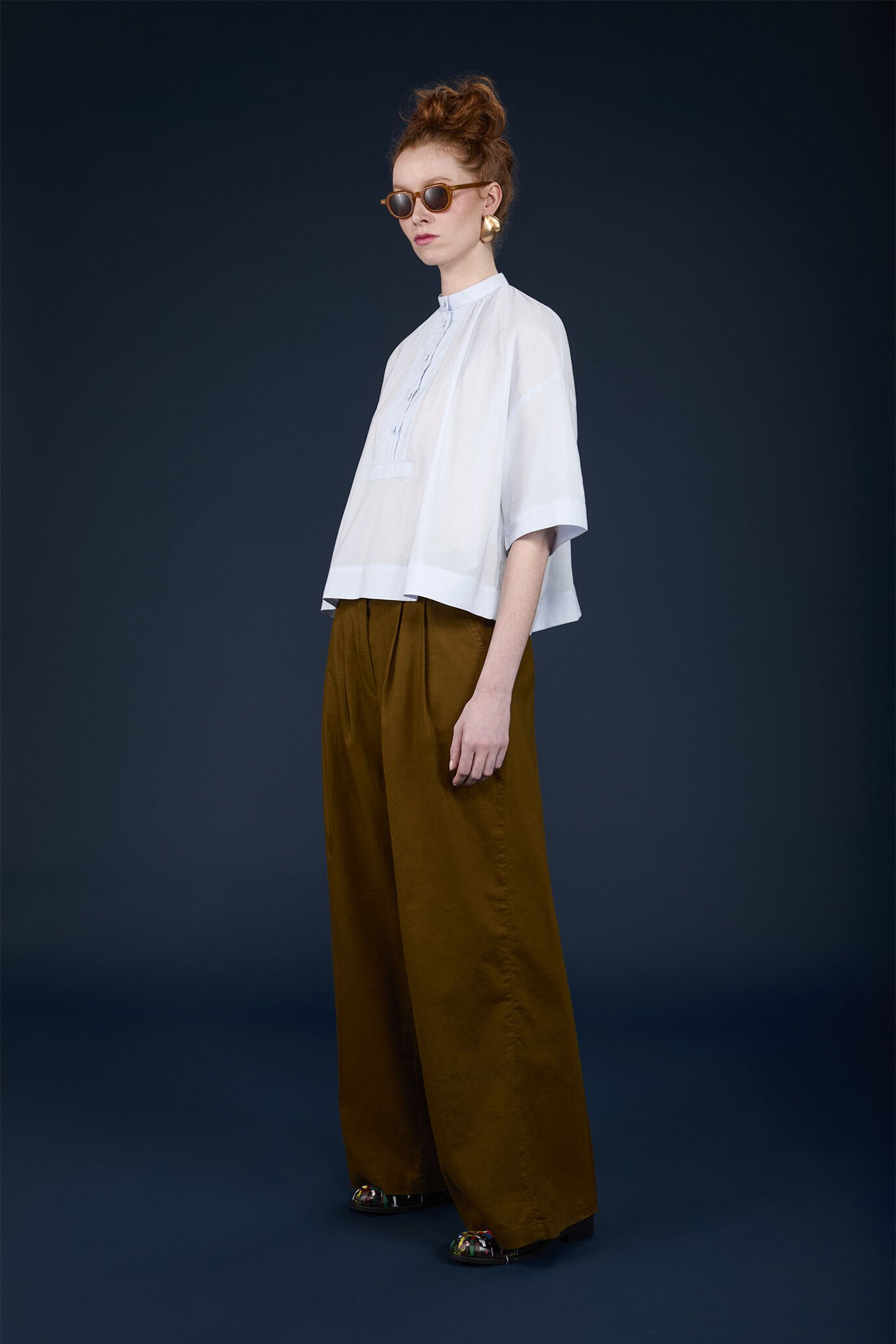 Chemise femme &agrave; manches courtes avec col mandarin et coupe boxy