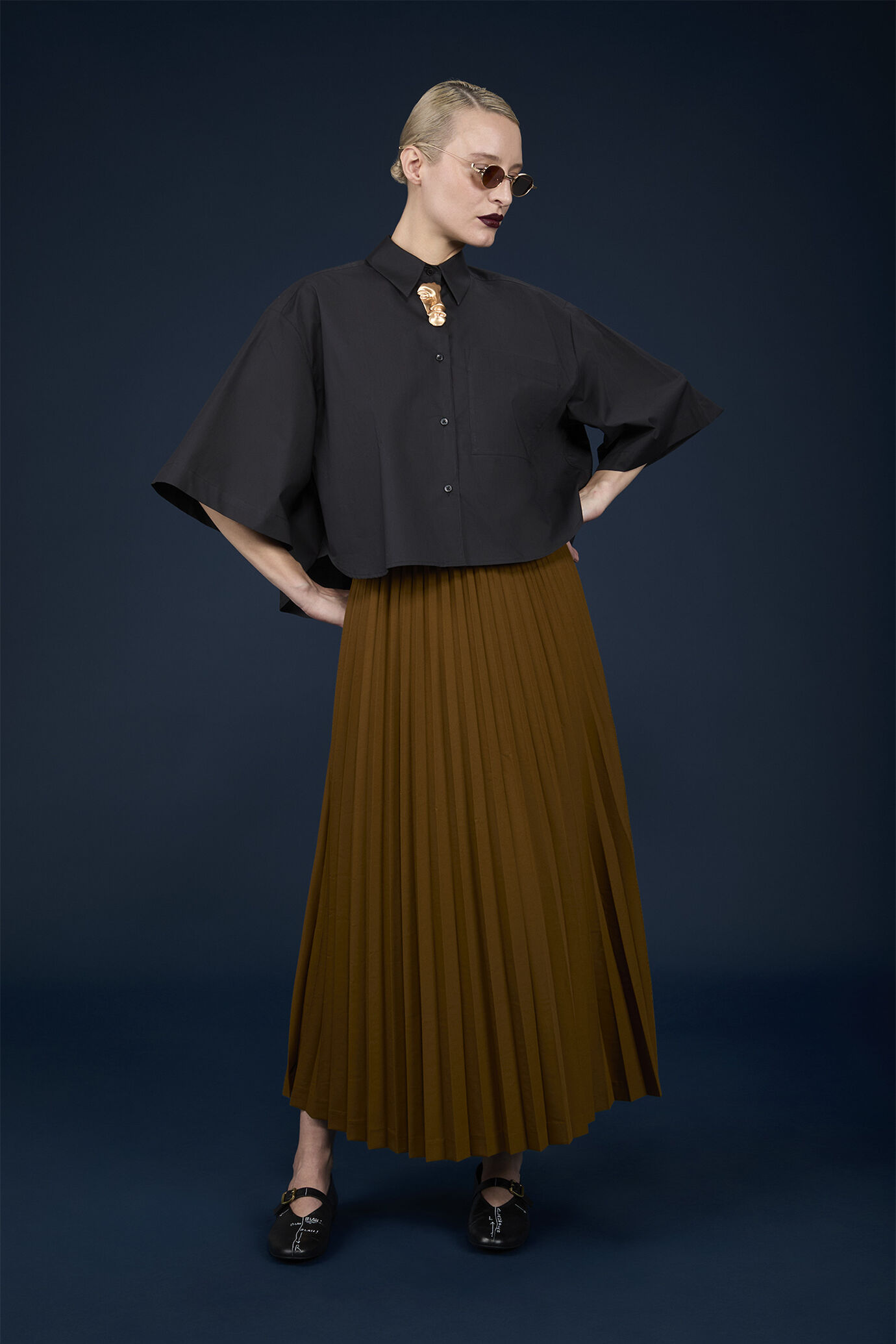 Women's boxy shirt with short sleeves and rounded hem image number 1