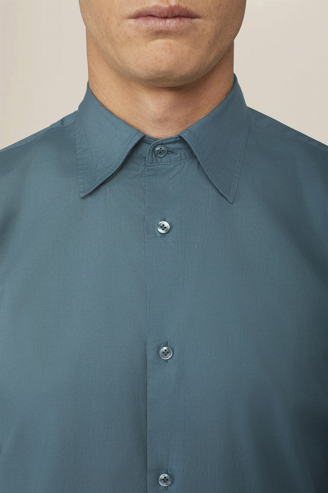 Men's 100% cotton plain shirt with hidden button-down collar image number 2