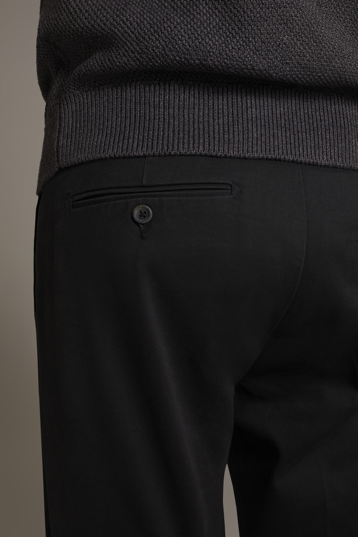 Pantalone chino uomo classico regular fit tessuto twill elasticizzato image number 4