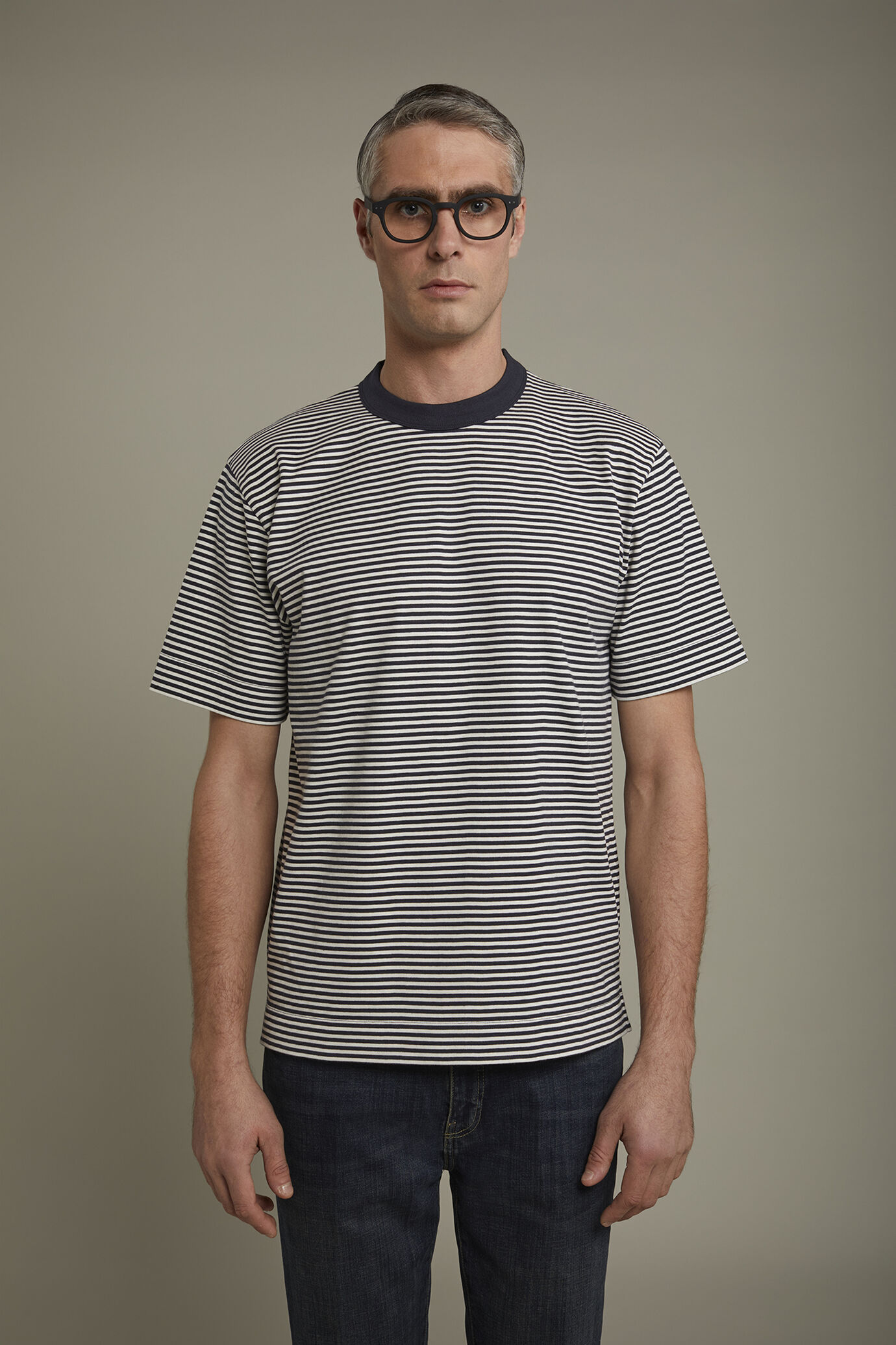 Gestreiftes Herren-T-Shirt mit Rundhalsausschnitt aus 100 % Baumwolle in normaler Passform image number 2