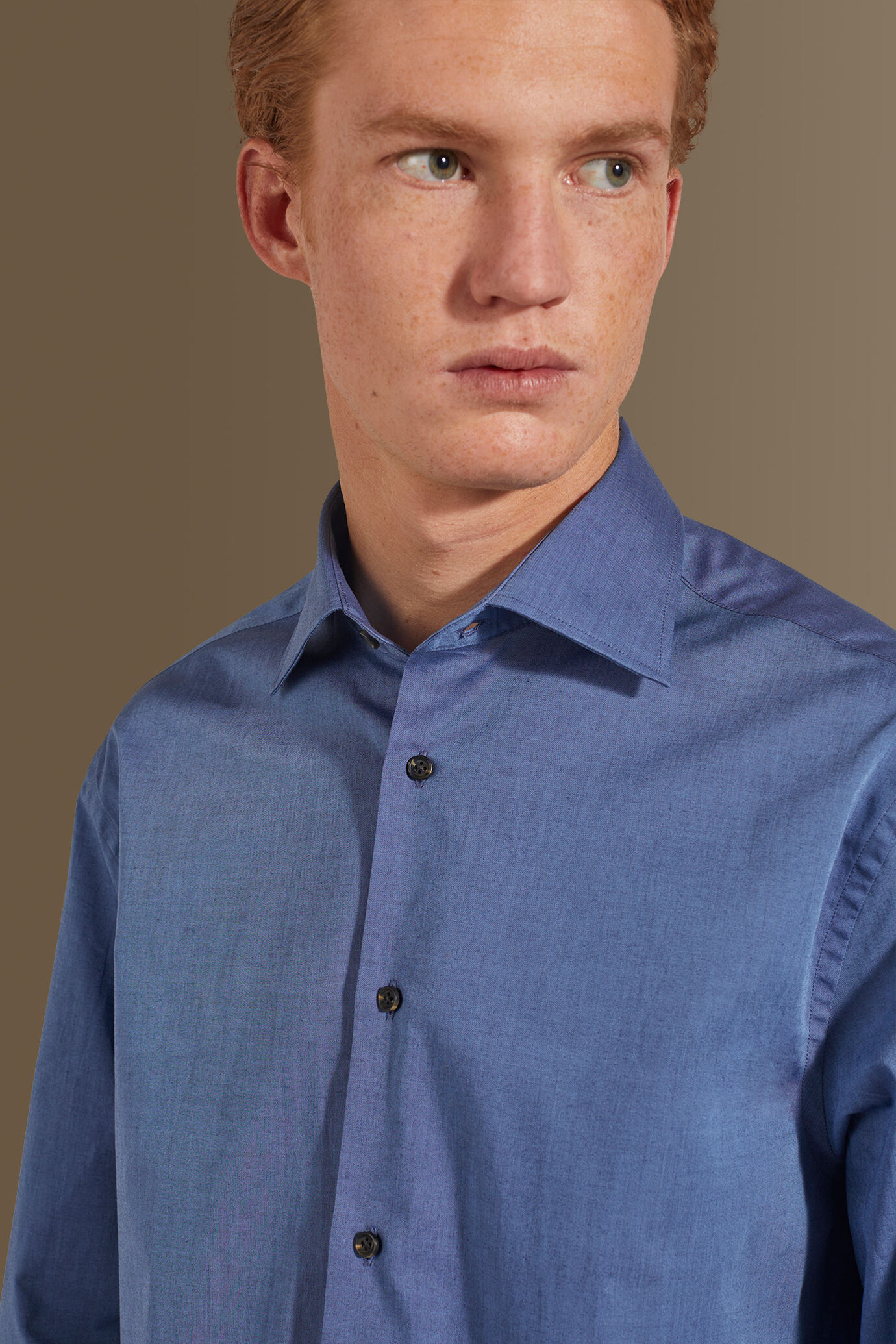 Camicia casual collo francese uomo tessuto chambray image number 2