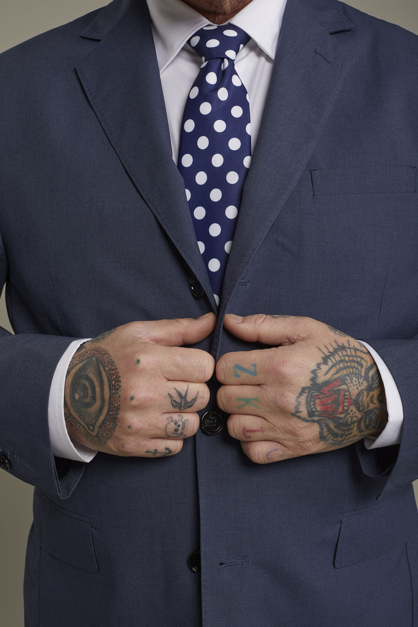 Costume homme à simple boutonnage couleur unie coupe régulière image number 4