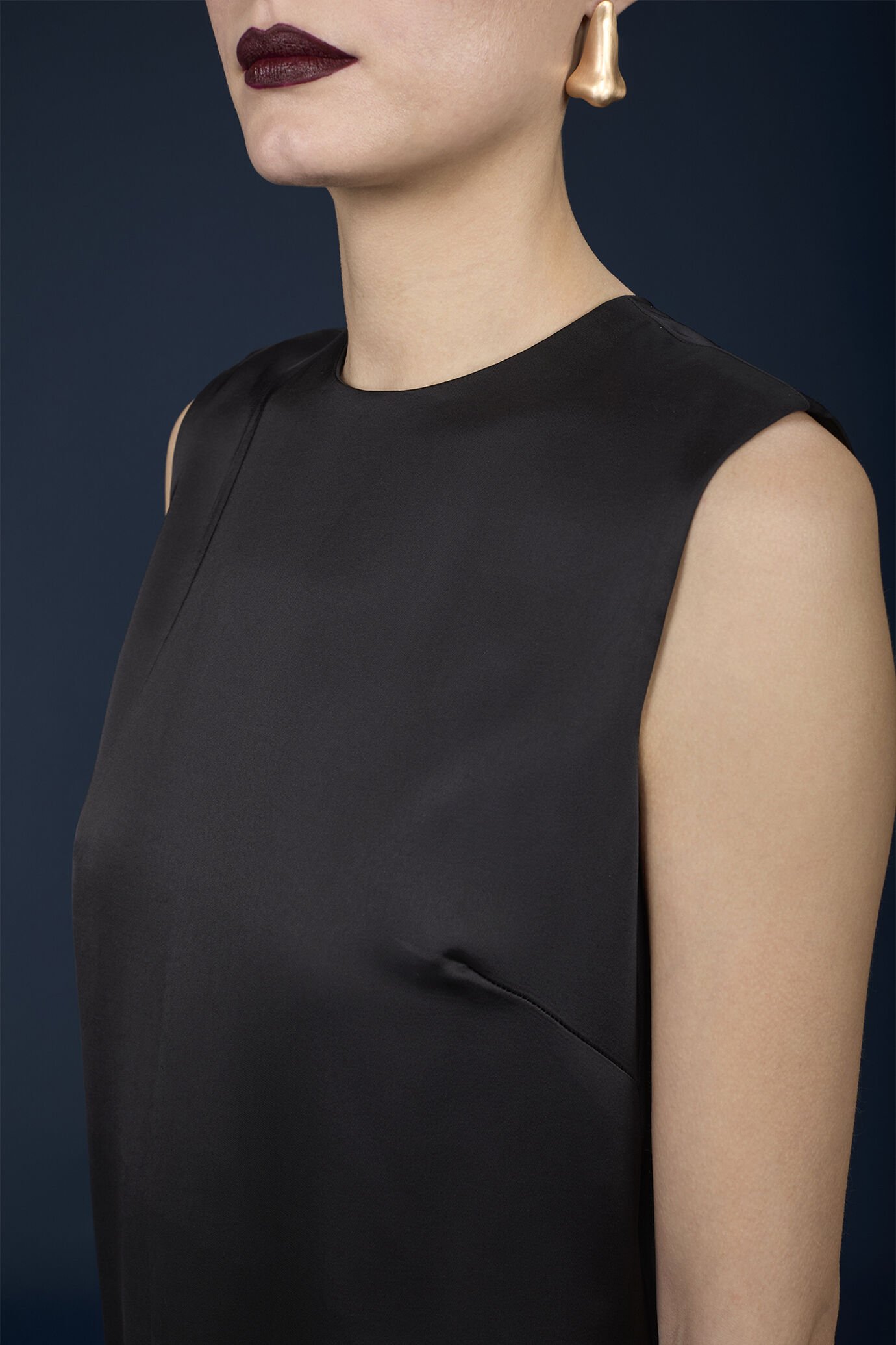 Robe longue pour femme avec col ras du cou et ouverture dans le dos image number 3