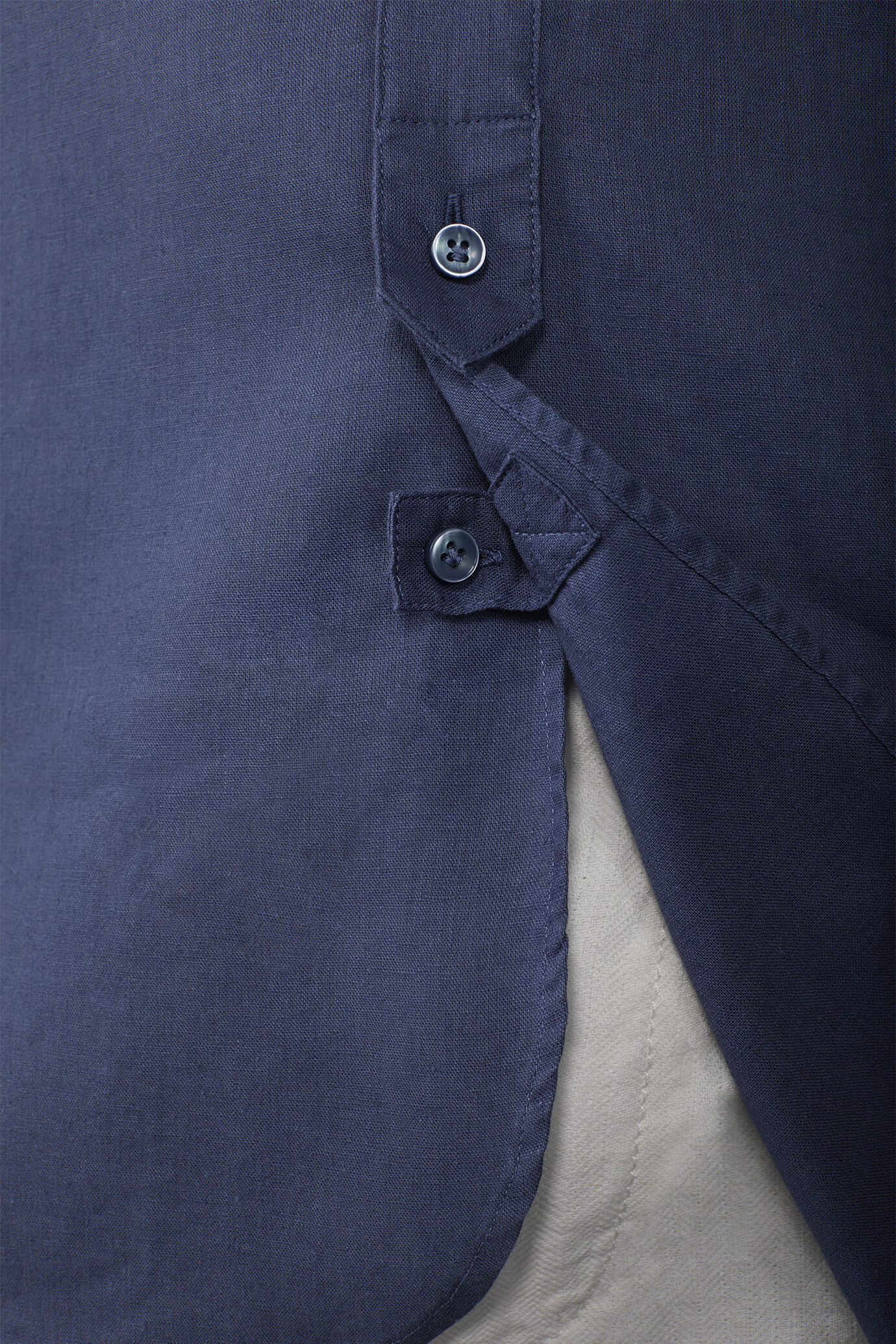 Camicia uomo casual collo alla coreana e abbottonatura a metà tessuto in lino e cotone lavato image number 3