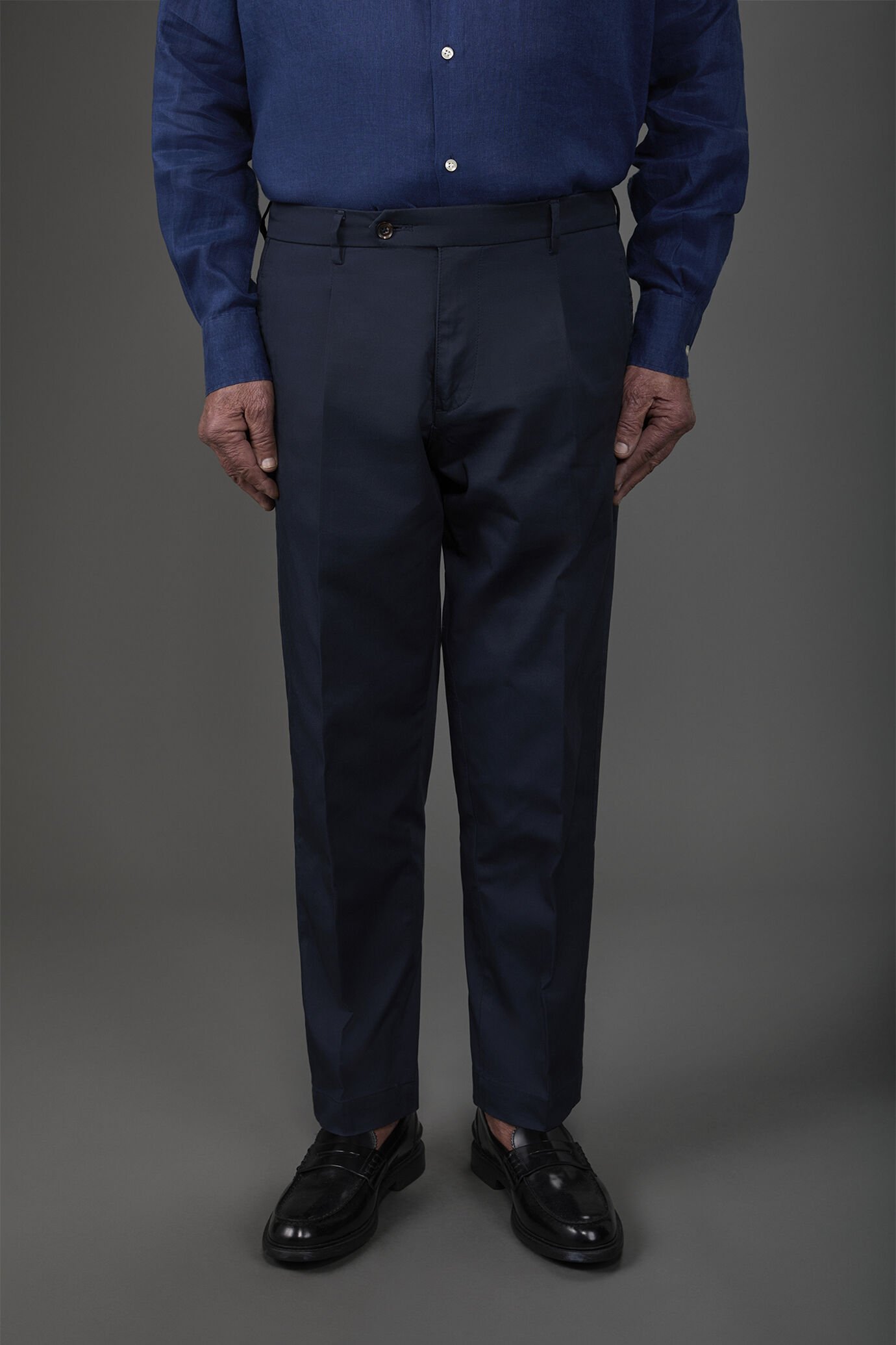 Pantalone uomo capri con pinces image number 1
