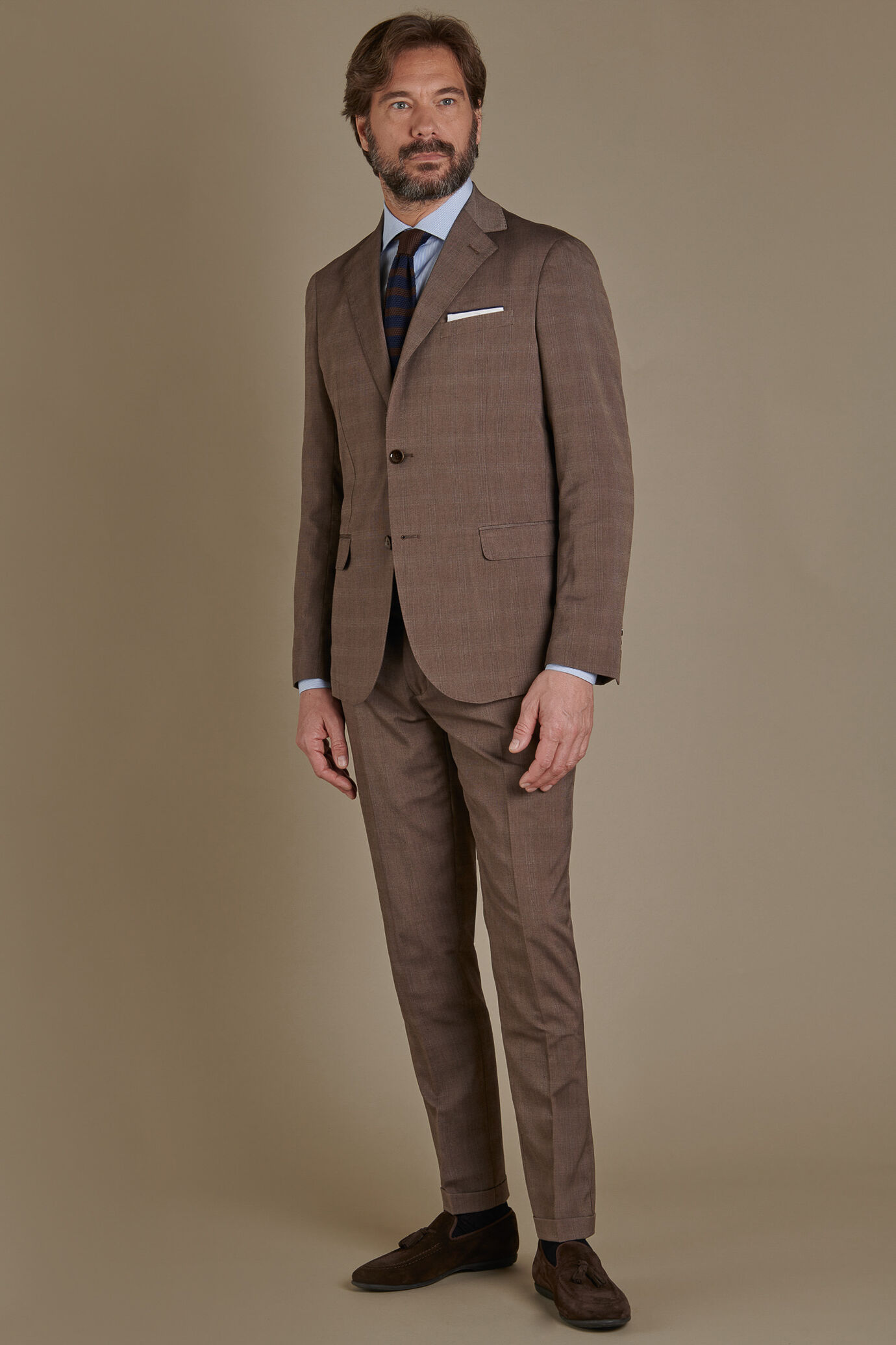 Abito monopetto uomo finestrato tono su tono pantalone con risvolto image number 0