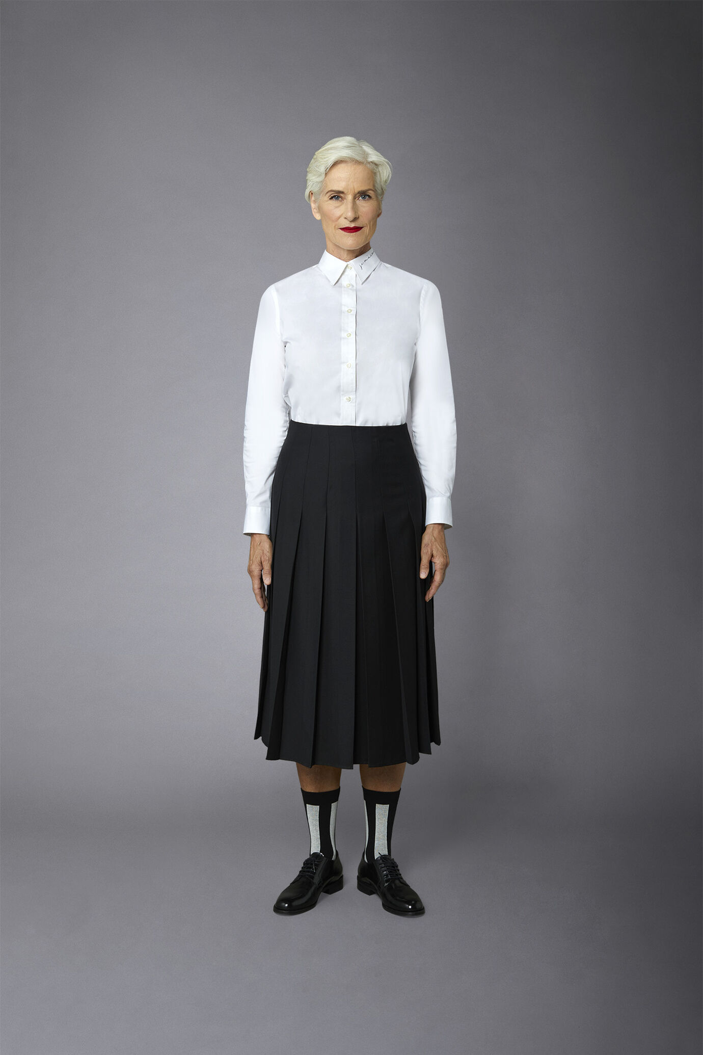 Women's plain pleated longuette skirt image number 2
