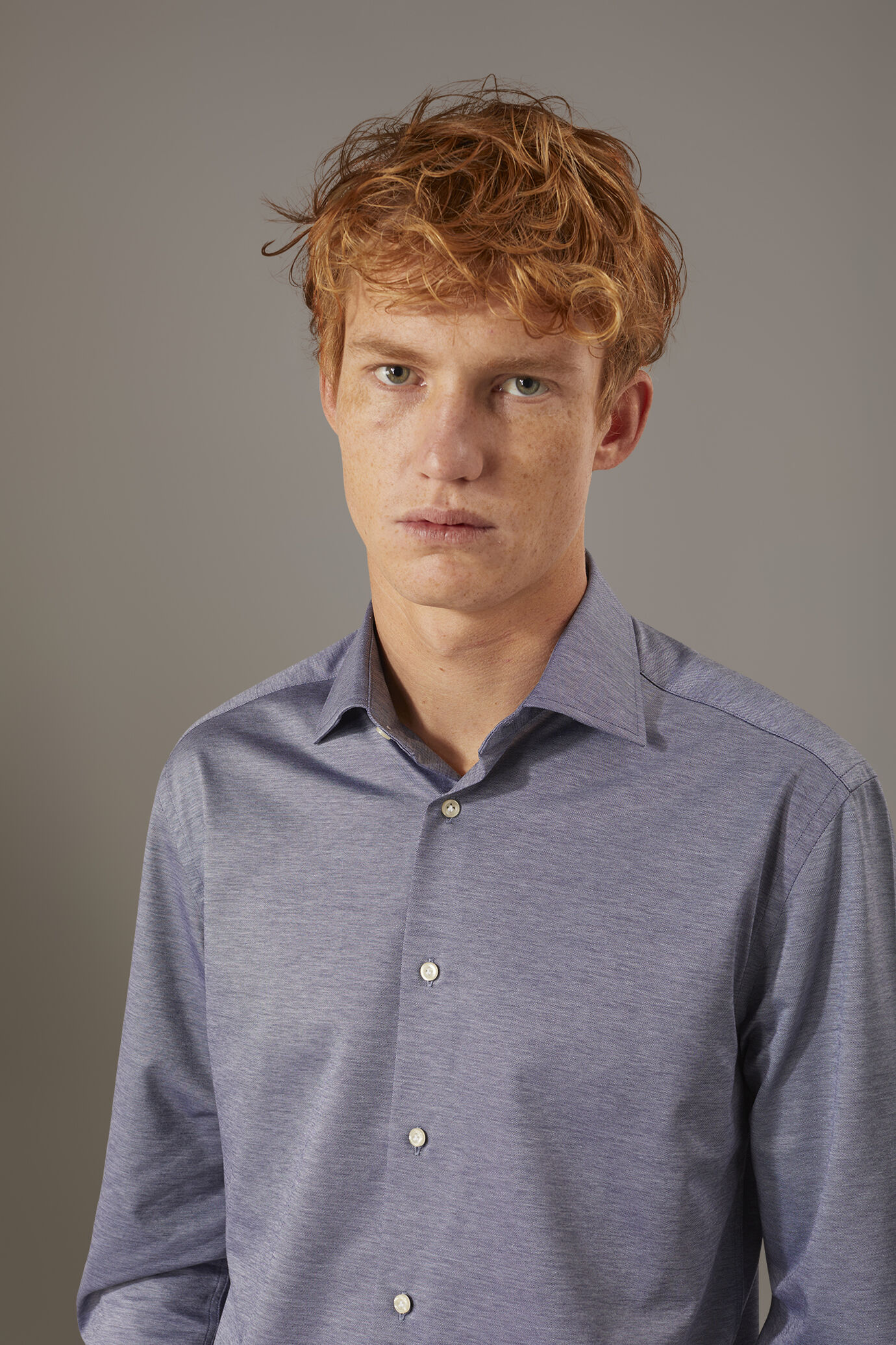 Camicia classica lavata con collo francese comfort fit tessuto jersey image number 1
