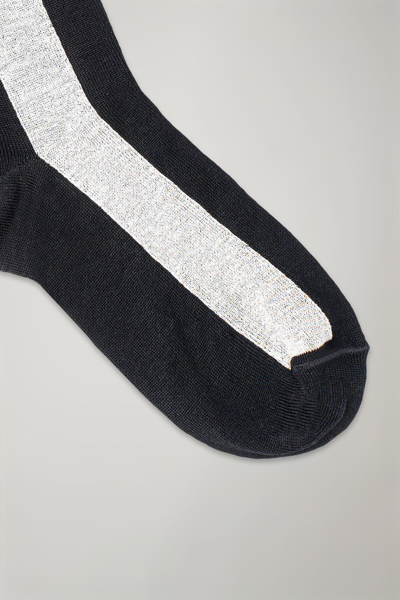 Chaussettes pour femme, mi-mollet à motif rayé, fabriquées en Italie image number 1