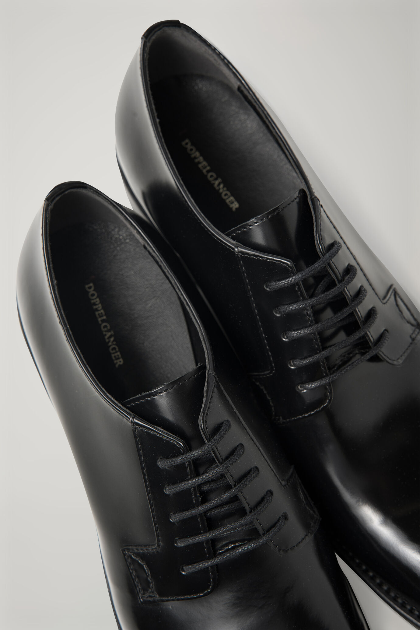 Women's 100% leather derby shoe with rubber bottom image number 3