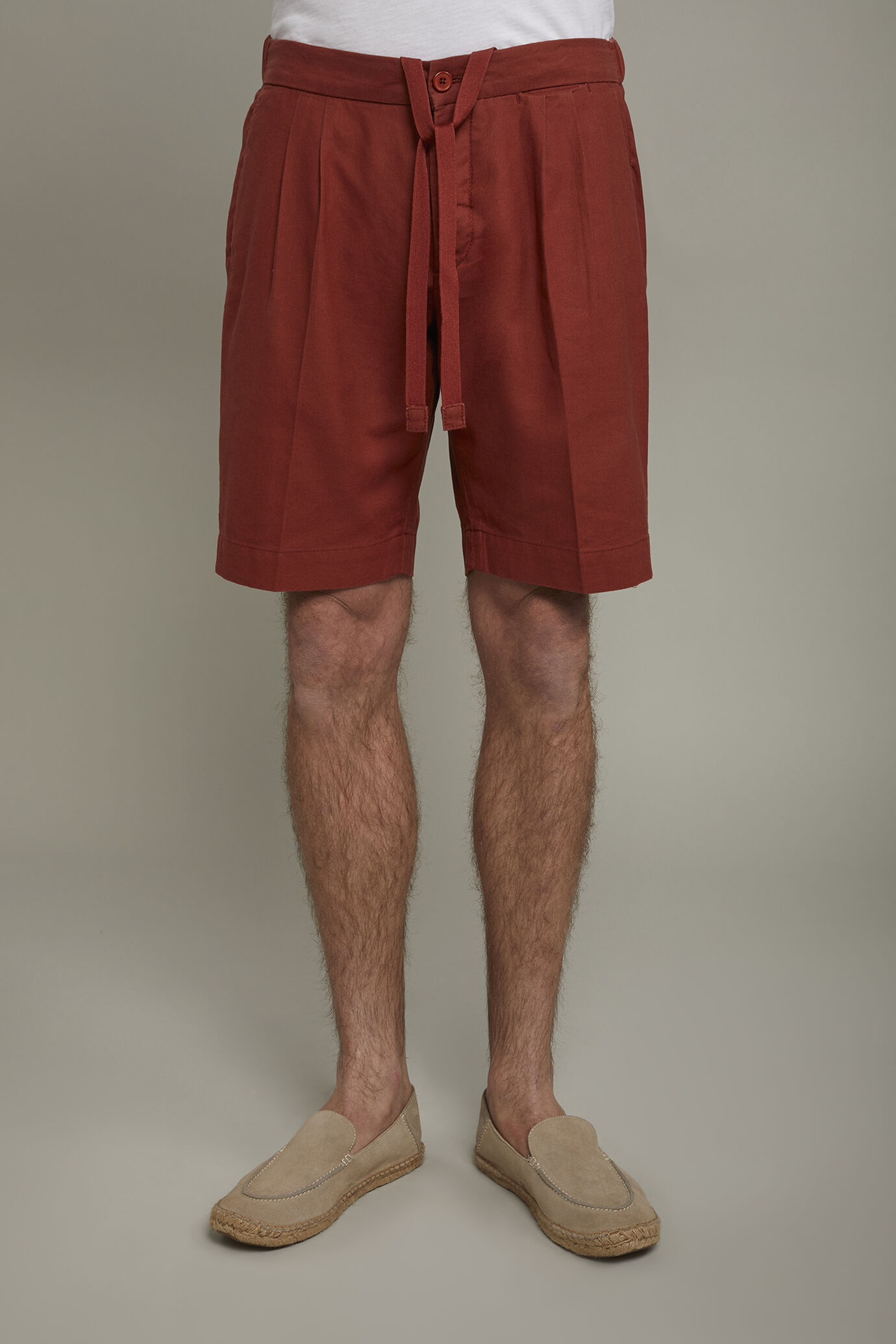 Men's Bermuda shorts with double pinces and laces on waist in linen-blend canvas fabric image number 3