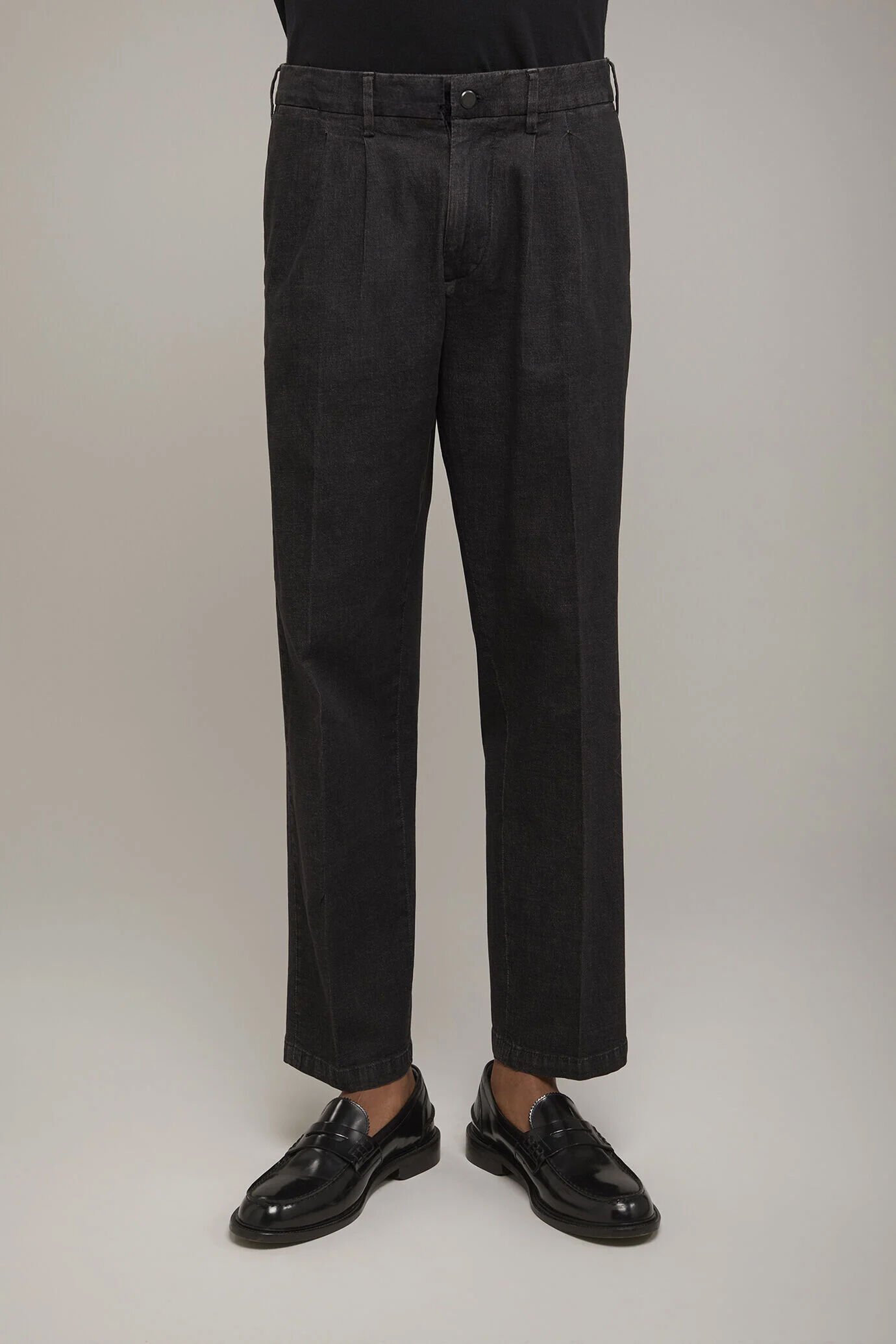 Technische Herrenhose mit doppelten Abnähern aus leichtem Denim in bequemer Passform image number 3