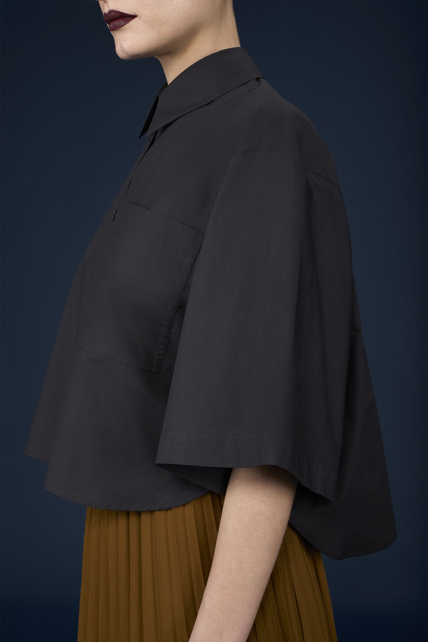 Women's boxy shirt with short sleeves and rounded hem image number 2