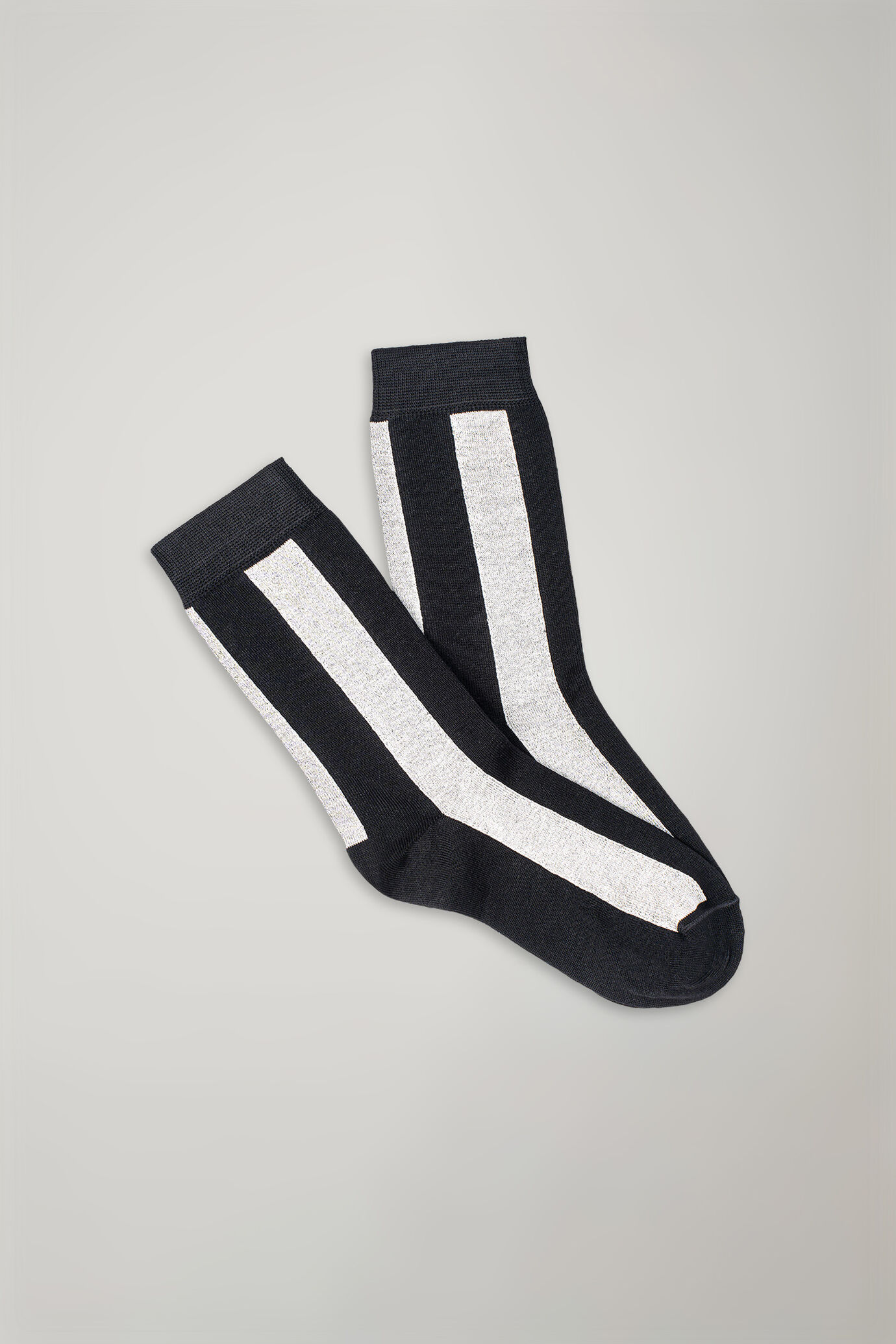 Chaussettes pour femme, mi-mollet à motif rayé, fabriquées en Italie image number 0