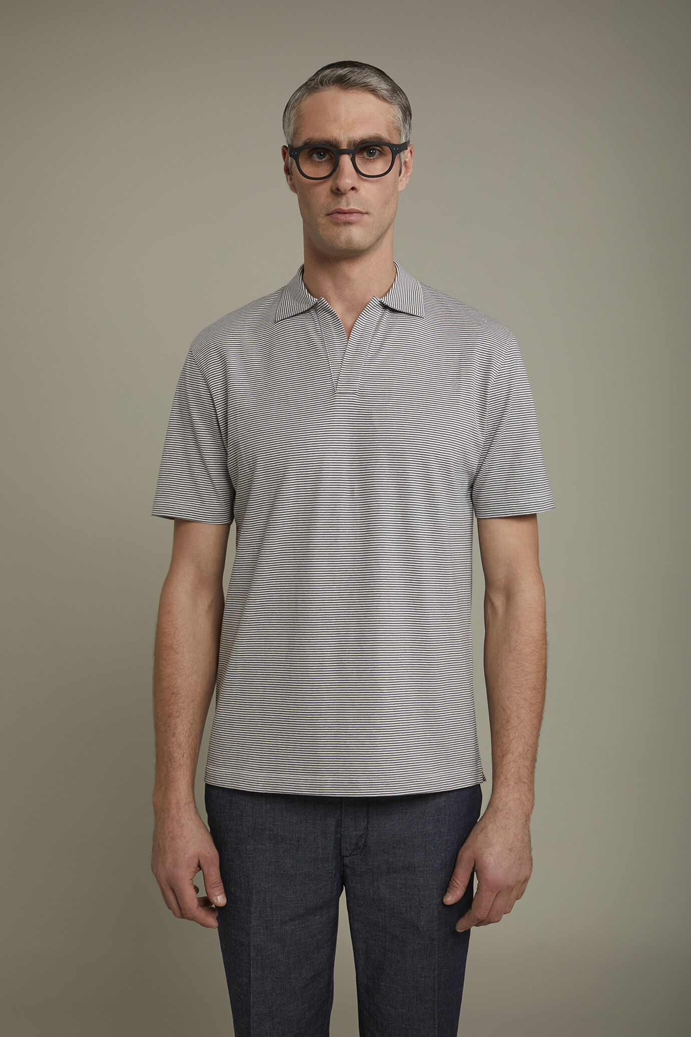 Polo homme à manches courtes et col derby sans boutons, tissu 100 % coton à fines rayures coupe régulière image number 2