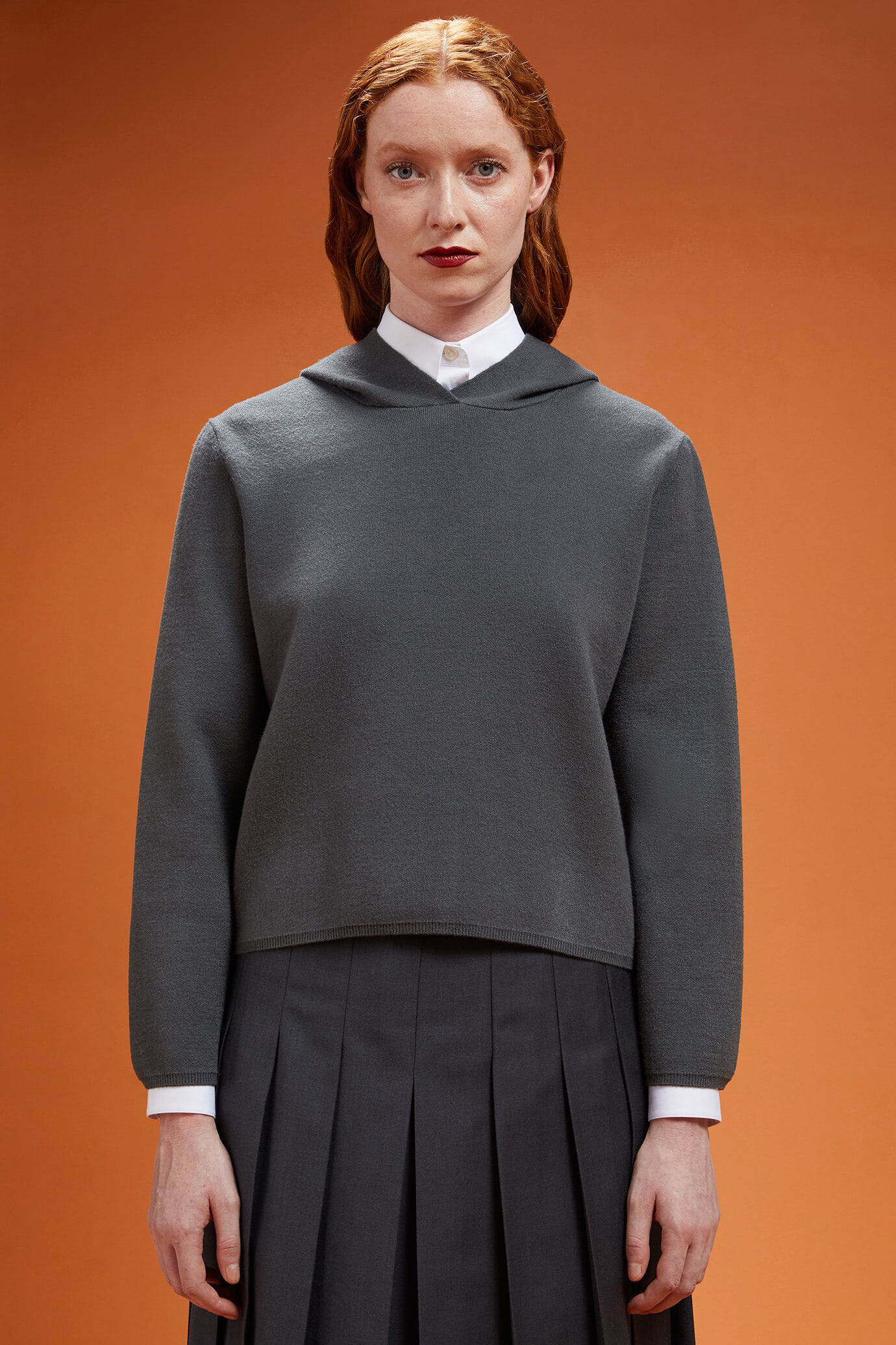 Einfarbiger Damen-Kapuzenpullover mit gesticktem Logo in normaler Passform