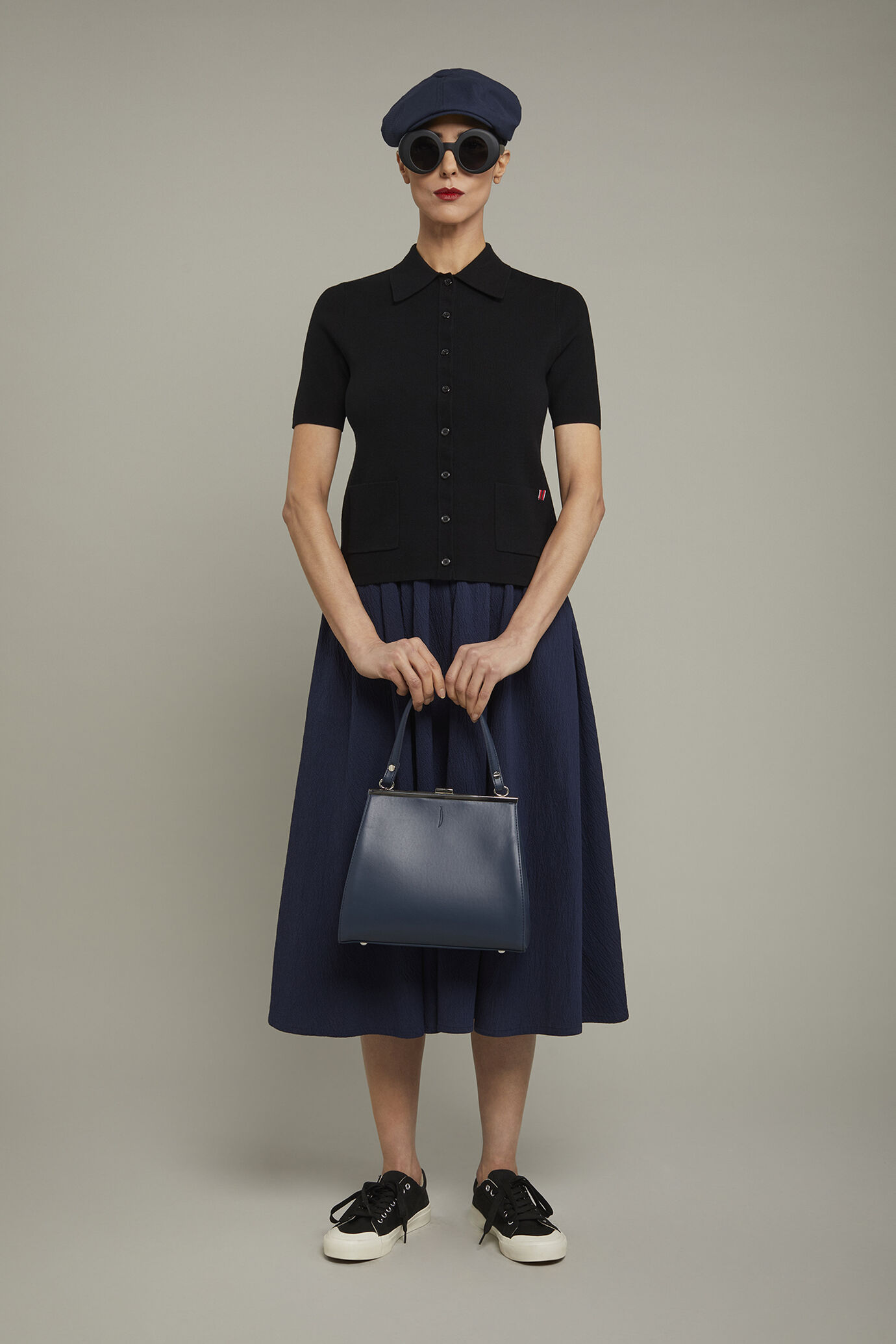 Einfarbige Strickjacke f&uuml;r Damen in schmaler Passform image number 0