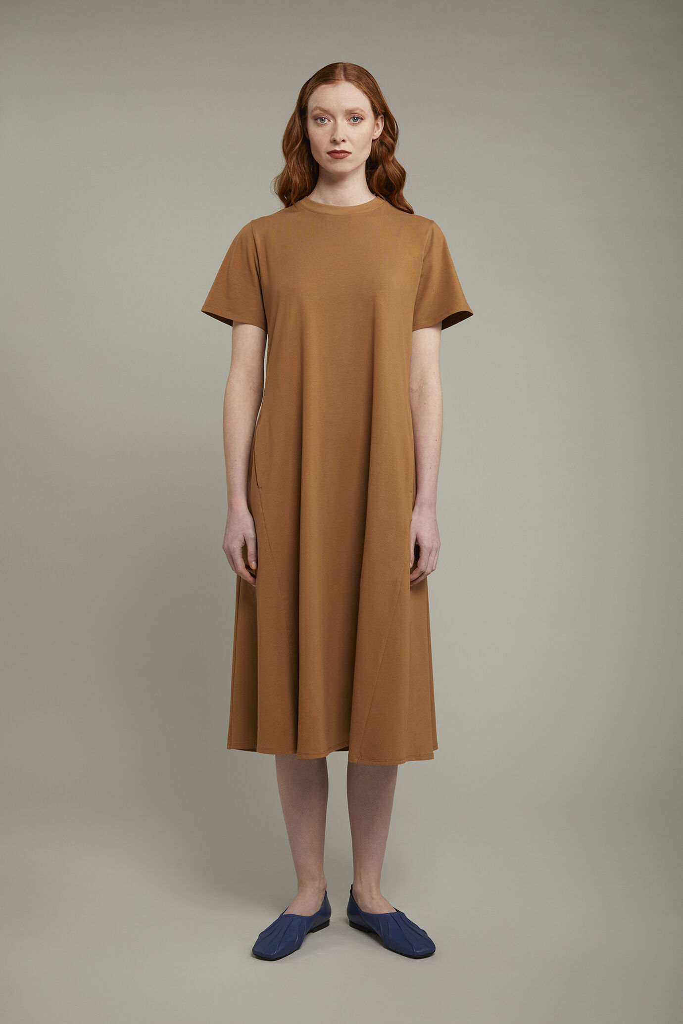 Midikleid mit Rundhalsausschnitt und kurzen Ärmeln aus Stretch-Baumwolljersey in normaler Passform image number 2
