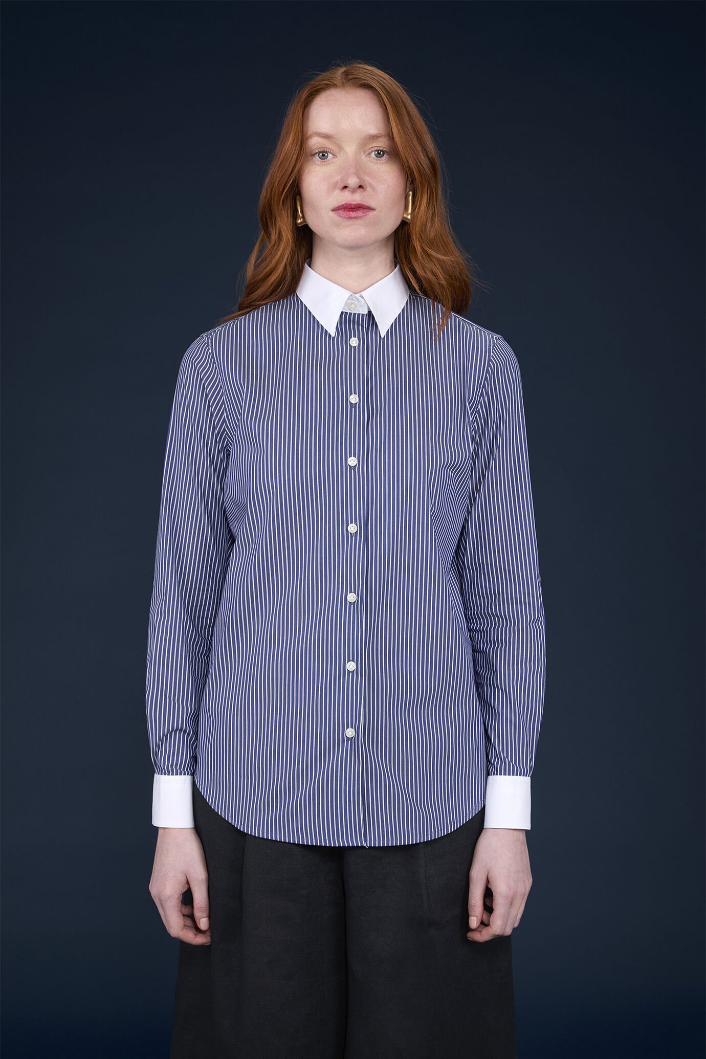 Chemise classique pour femmes en tissu rayé teinté dans la masse, avec col et poignets blancs de coupe régulière