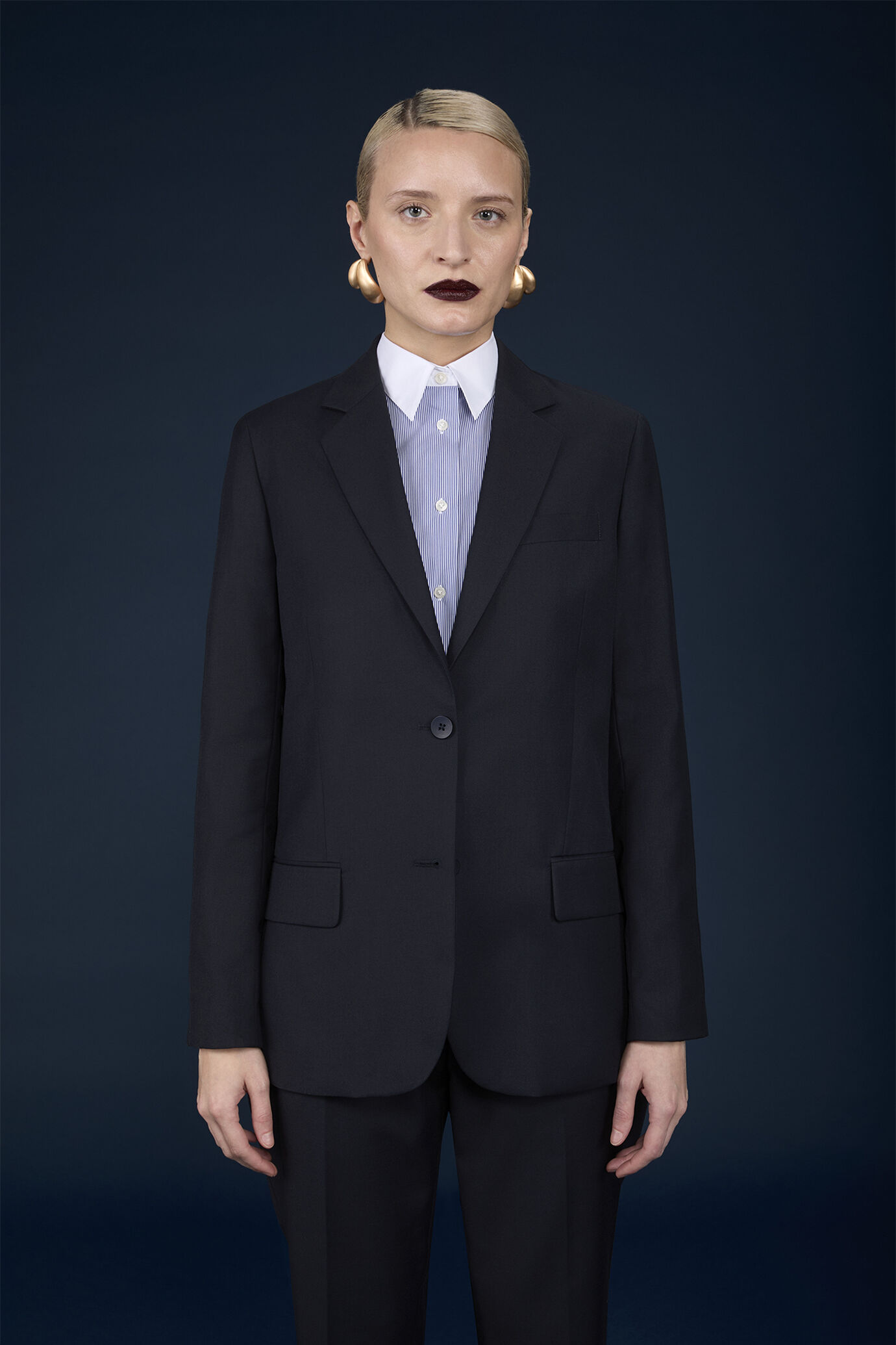 Women's regular fit plain single-breasted jacket with two buttons image number 1