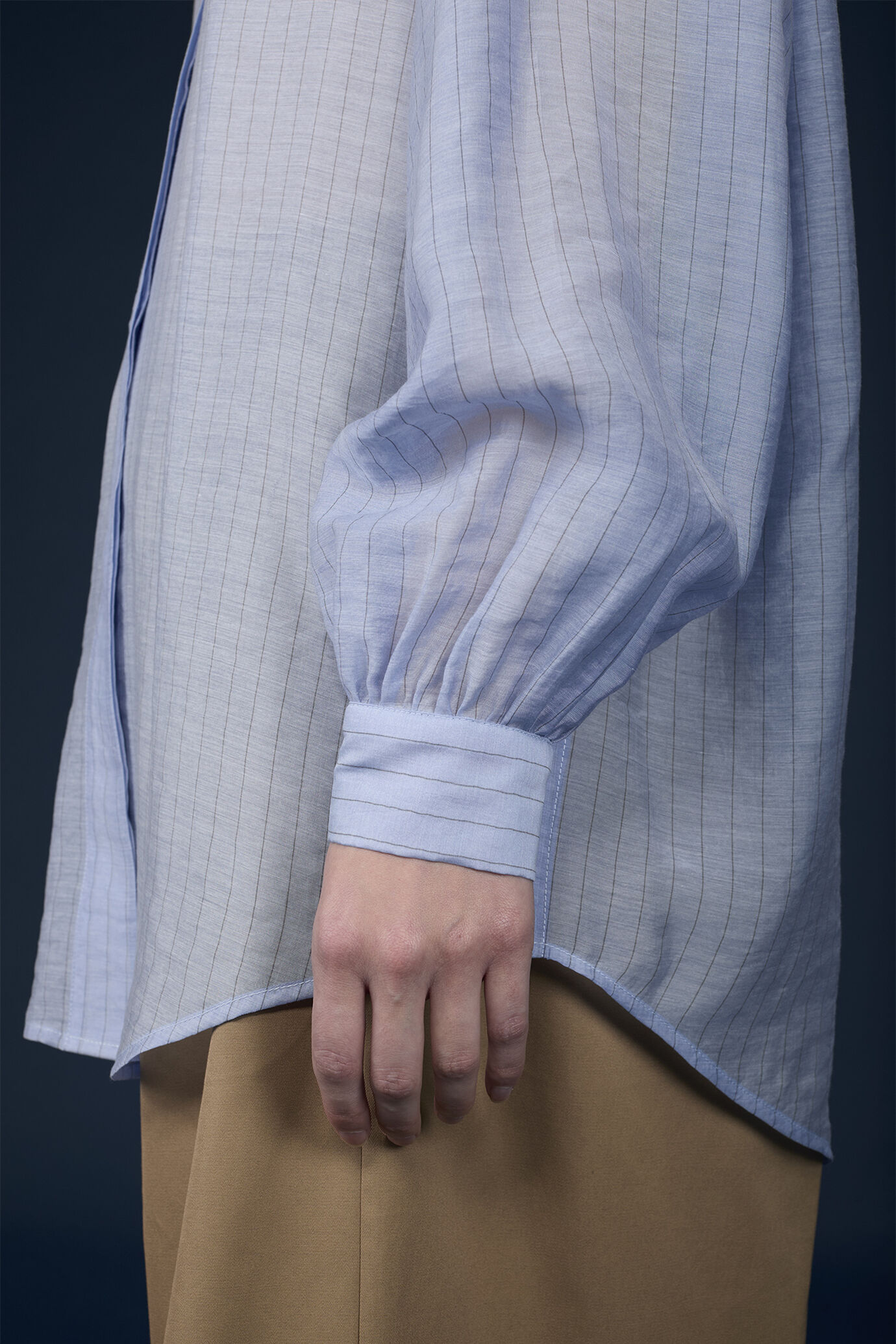Women's oversized shirt with single-colour collar in transparent striped fabric image number 3