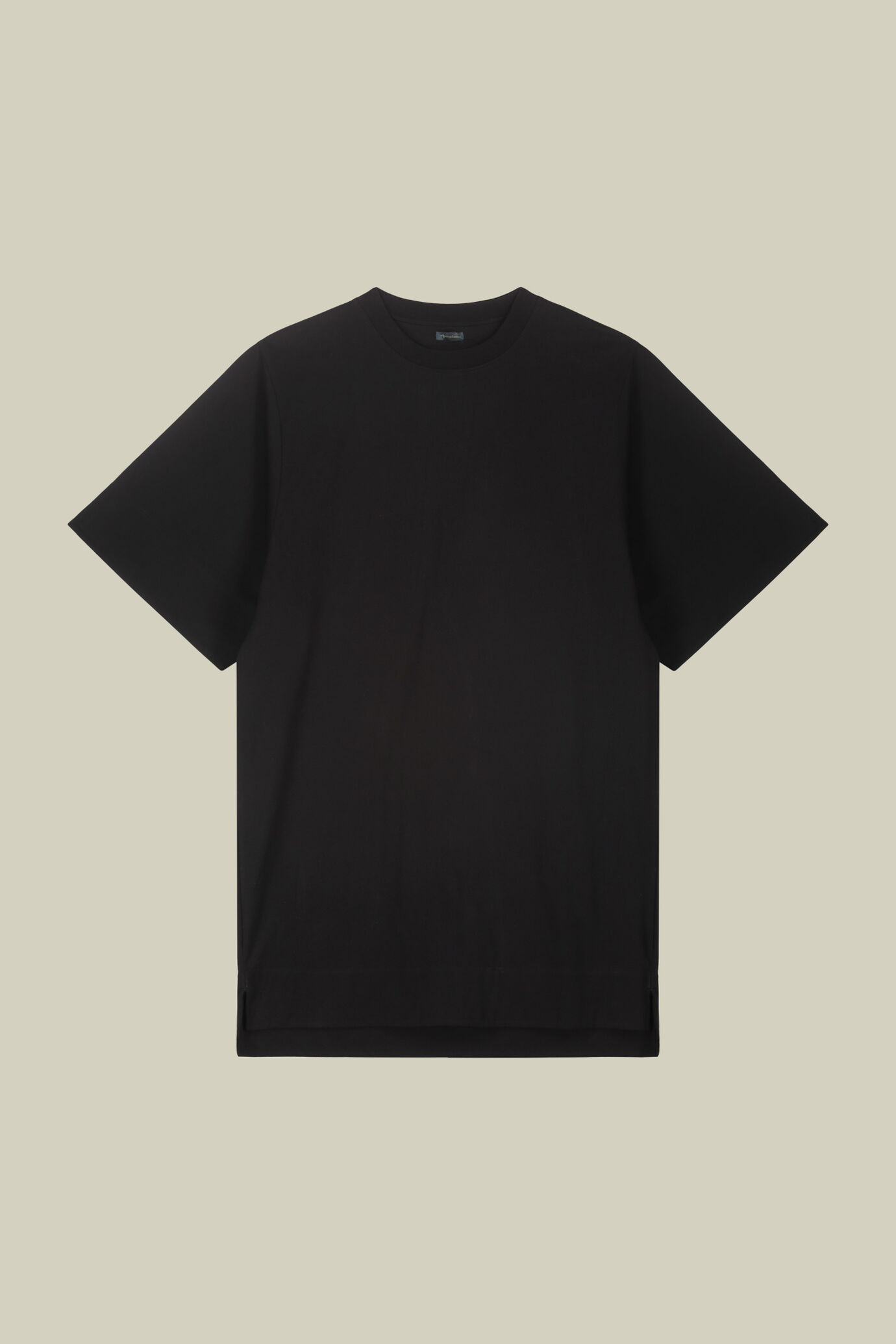 Short T-shirt dress with slits at the bottom and three-quarter sleeves