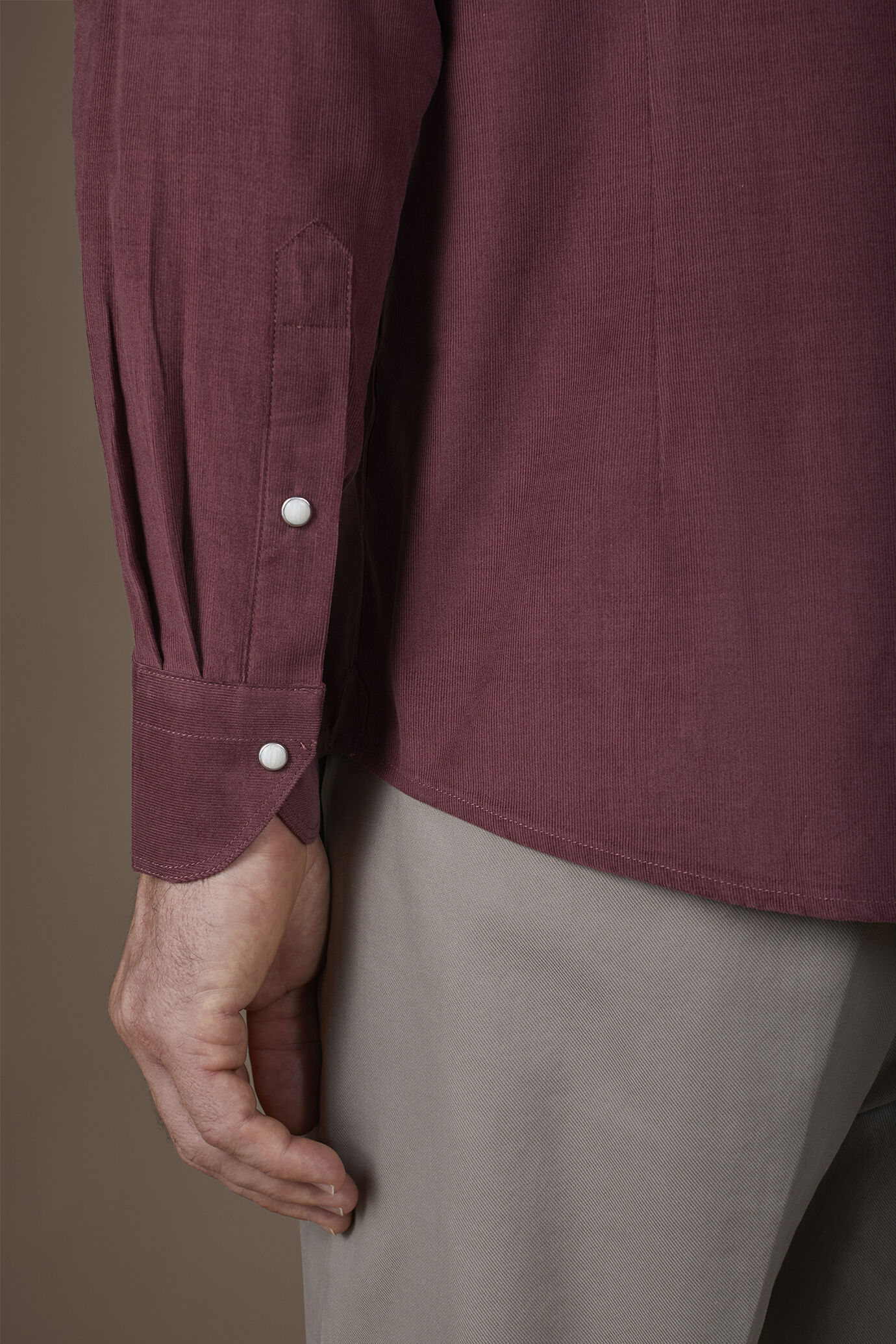 Camicia uomo casual collo classico 100% cotone in tessuto velluto 1000 righe tinta unita image number 3