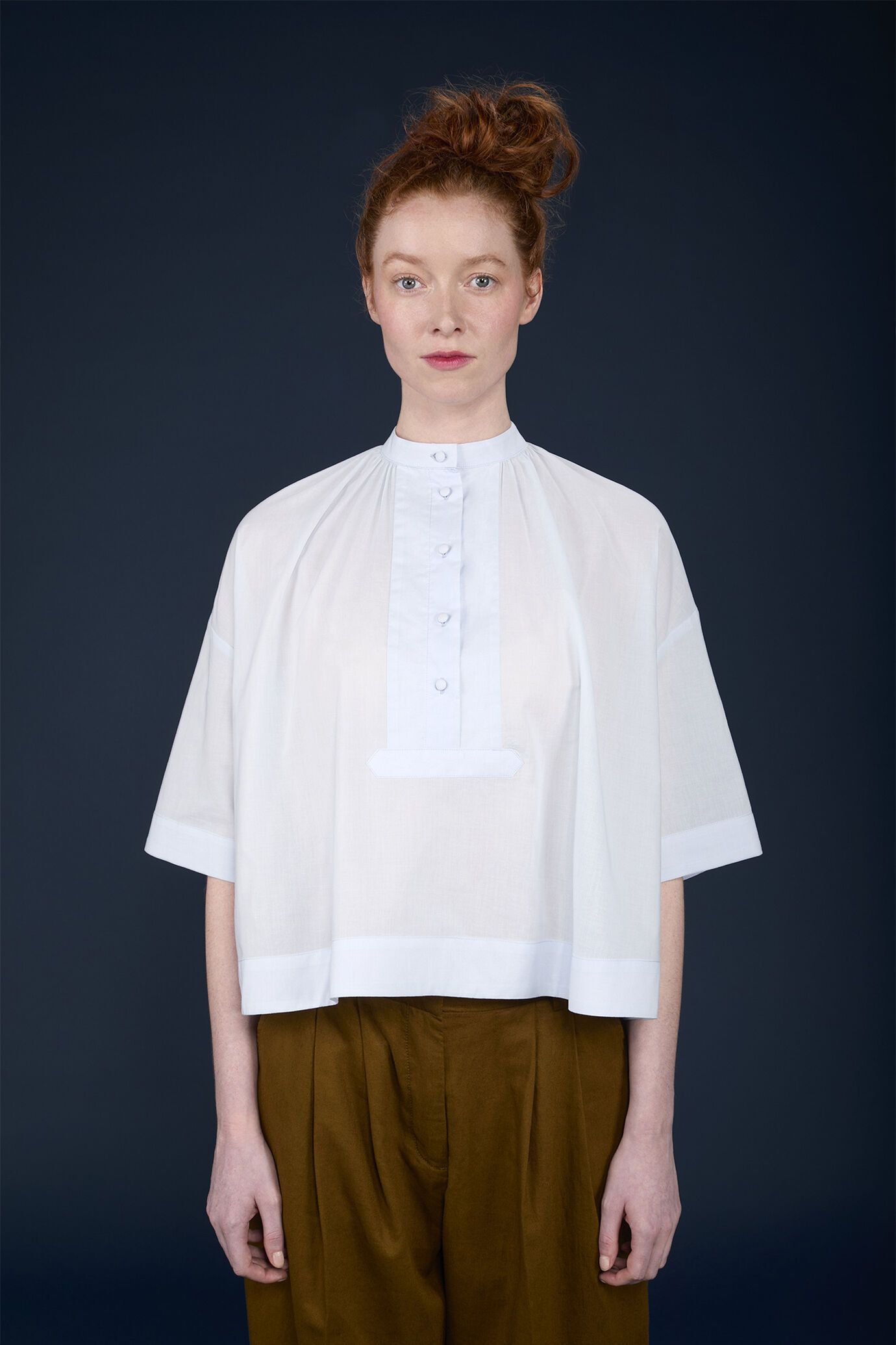Camicia donna manica corta con collo coreano e fit boxy image number 1