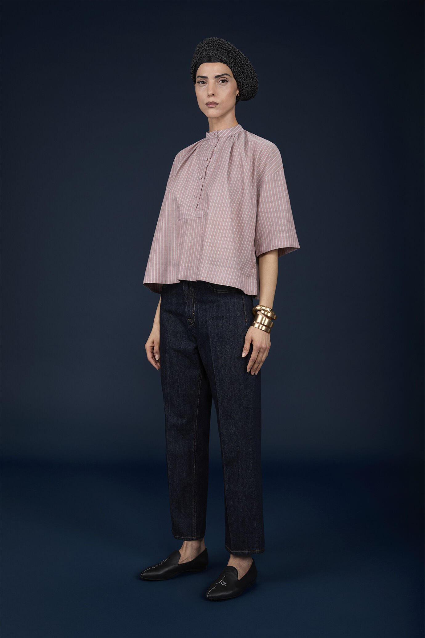 Chemise pour femme à manches courtes avec col mandarin et coupe boxy en tissu rayé teint en fil