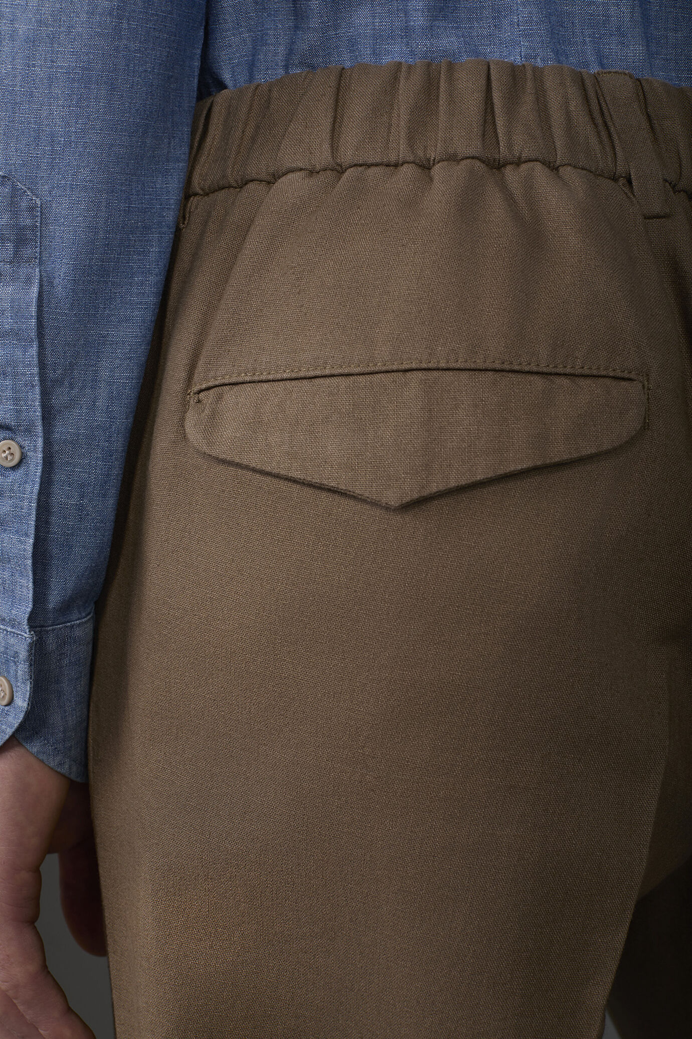 Pantalone uomo con due piccole pinces ed elastico nel cinturino dietro image number 3