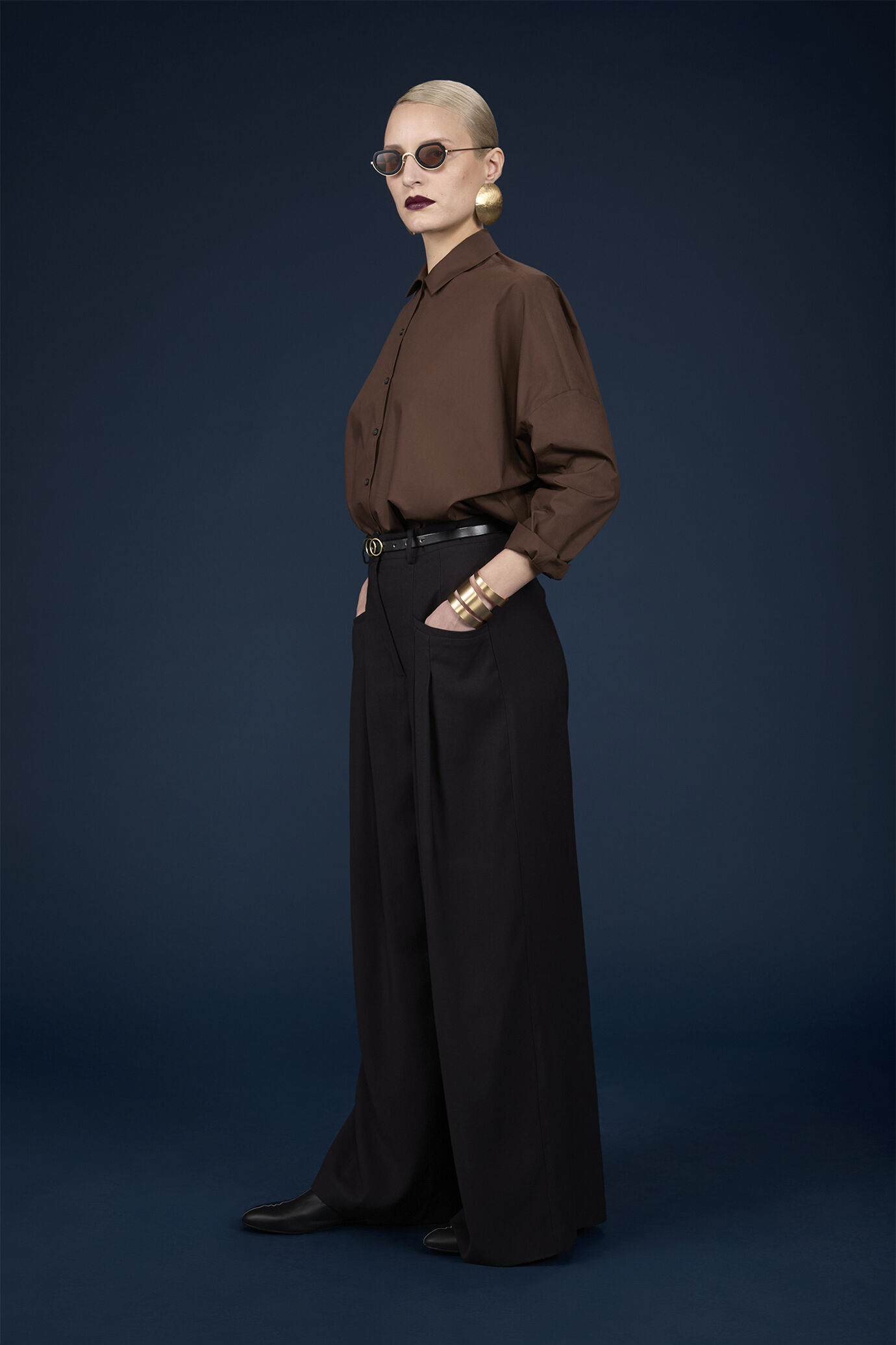 Pantalon femme à jambe large avec poches passepoilées sur le devant